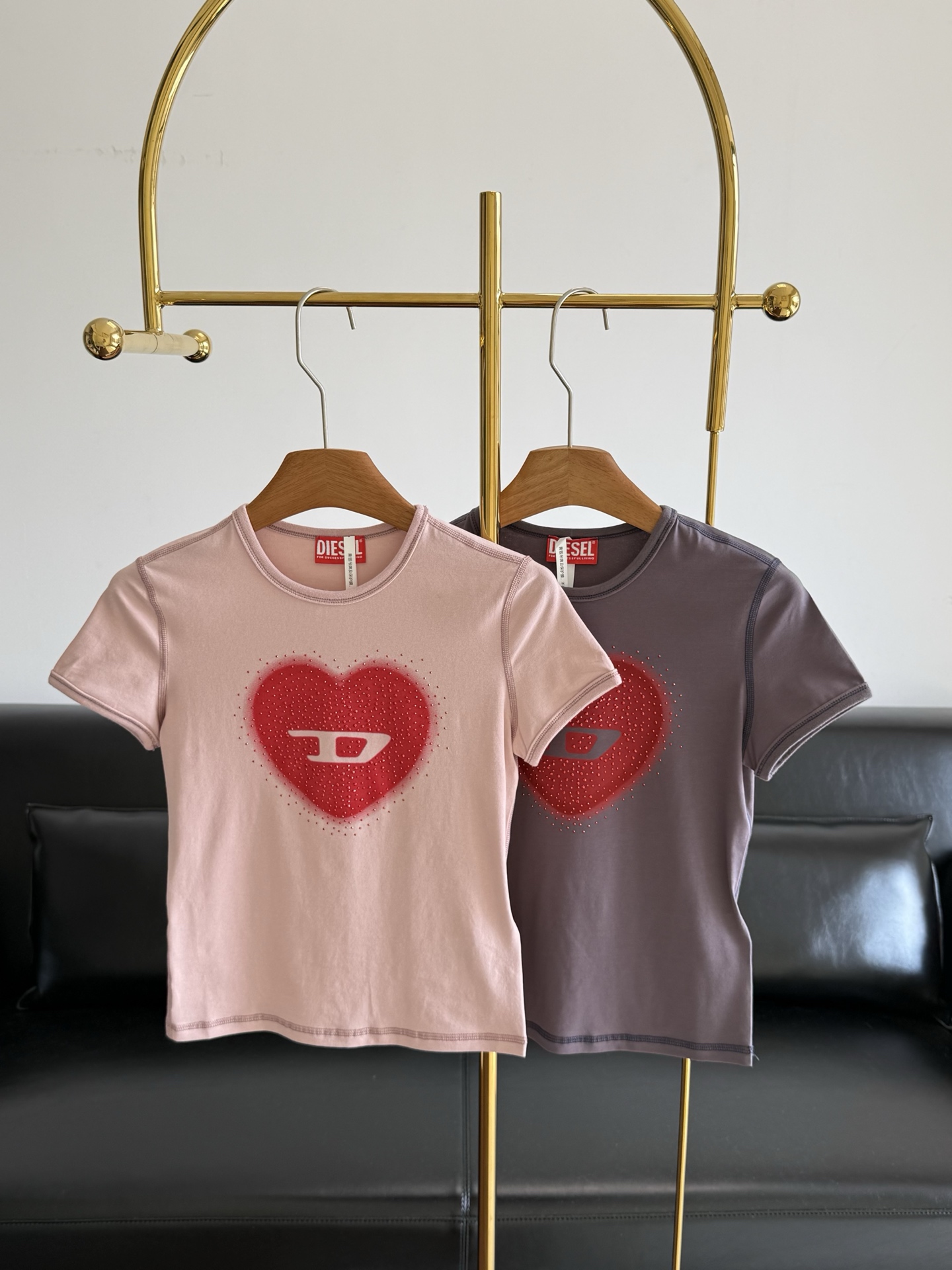 NO:796852,——Diesel Love Slim Fit T-shirt is really good at capturing the hearts of girls. It has a tender pink base color + a diamond-filled love print. It has a built-in flash effect and sparkles in the sun!  The pure cotton fabric is soft elastic cotton, slim-fitting but not tight, and flatters the body lines just right!  !  Size sml pink gray, tees, t-shirt,19860909——Diesel爱心修身T恤 真的太会拿捏少女心 嫩粉底色+满钻爱心印花,自带闪光灯效果,阳光下巨闪！ 纯棉面料是软乎乎的弹力棉 修身但不紧绷,把身材线条衬得刚刚好！！ 码数sml 粉色 灰色,,tees，t-shirt,,Women's clothing
