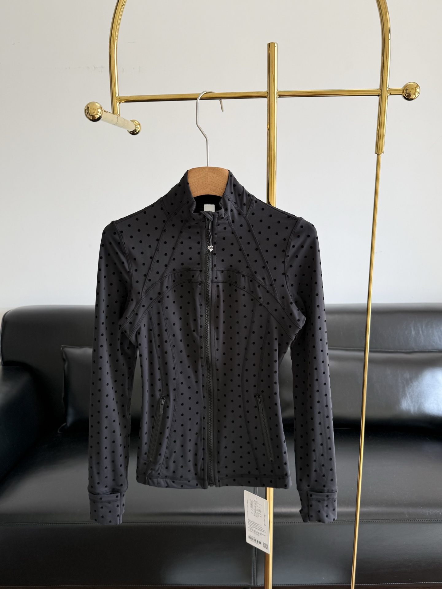NO:796848,——Lululemon's same polka-dot Define jacket. Black polka-dot yoga jacket | Slimming ceiling. Clean silhouette, pinching out the waistline. Polka-dot dark pattern breaks the dullness of solid colors. One-click switch for sports and commuting. Effortless sense of luxury, whoever wears it will understand. This popular Define jacket is made of Nulu fabric, comfortable and slim, and brings you comfortable companionship during exploration or leisure time. Nulu  The fabric is light and smooth, with four-way stretch. Added Lycra spandex, it is comfortable to stretch and not easy to deform. Customized logo zipper pocket design, thumb hole and CuffinsM design. Slim cut, hip-length, the upper body is so good to see!  The figure looks invincible. Why do so many people like Lulu? The shape is really unique and the upper body effect will really surprise you!  Code number 4 6 8,,jackets & coats,jackets & coats,19860909——Lululemon同款波点Define夹克 黑波点瑜伽外套｜显瘦天花板 版型利落,掐出腰线 波点暗纹打破纯色沉闷 运动通勤一键切换 不费力的高级感,谁穿谁懂 这款深受青睐的 Define 夹克采用 Nulu 面料,舒适修身,在探索或休闲时刻为你带来舒适陪伴.Nulu 面料轻盈柔滑,带有四面弹力.添加Lycra氨纶,舒适伸展,不易变形.定制logo拉链口袋设计,拇指洞和 CuffinsM 设计.修身剪裁,长度及臀,上身好看到不行！显得身材无敌好.为什么那么多人喜欢lulu,版型真的一绝,上身效果真的会出乎你的意料！ 码数4 6 8,,jackets & coats,jackets & coats,,Women's clothing