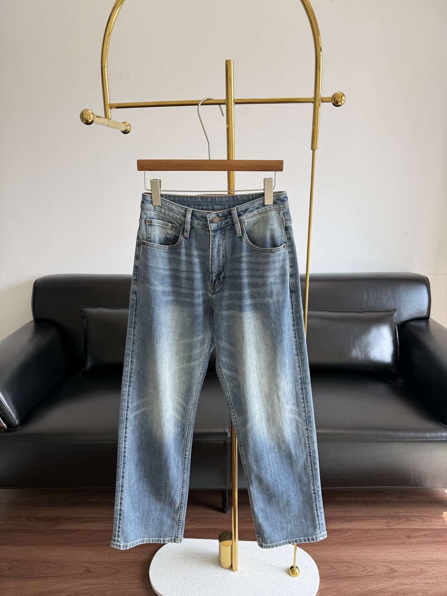 NO:796844,——CELINE's straight-leg regular jeans with leather label are made of high-quality denim cotton, washed and distressed. The back pocket has a brand logo, and the details are perfect. The straight-leg cut modifies the leg shape, is comfortable and slim, and can be easily managed for daily commuting or leisure. It goes well with shirts and sweaters, and it is easy to create a simple and fashionable look!  Size 26-30,,celine,jeans,shirts,19860909——CELINE 同款直筒皮标常规款牛仔裤 采用高品质牛仔棉,水洗做旧工艺 后袋有品牌标识,细节满分 .直筒剪裁修饰腿型,舒适又显瘦,日常通勤或休闲都能轻松驾驭.搭配衬衫,针织衫都很OK,轻松打造简约时尚look ！ 码数26-30,,celine,jeans,shirts,,Women's clothing