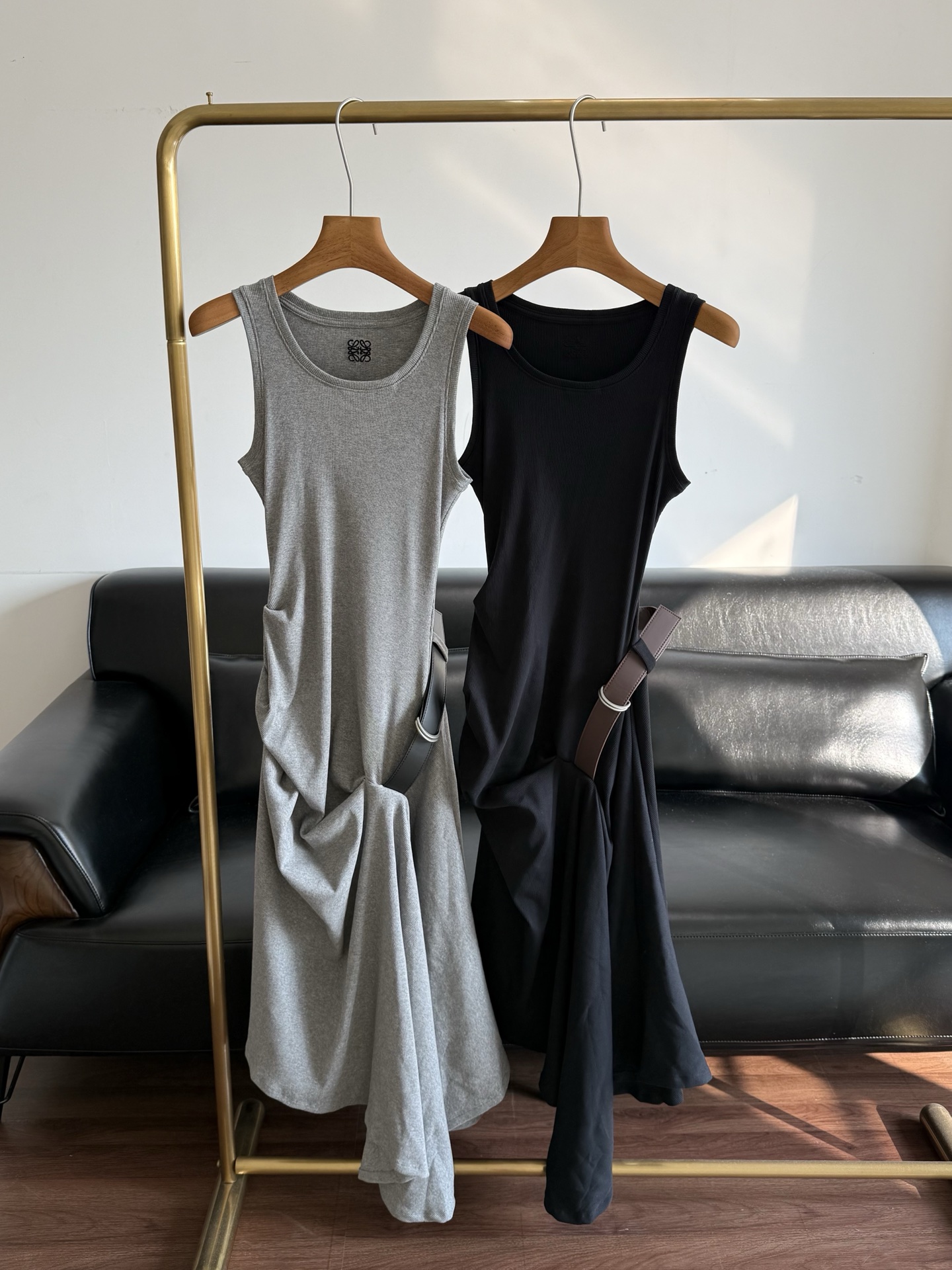 NO:796860,——Loewe waist pleated belt vest dress. The pleated waist design, paired with contrasting wide belt accessories, gives the upper body a full sense of luxury!  Exclusively customized cotton material with classic logo embroidery embellishment on the back, highlighting the brand's unique relaxed charm!  The upper body wrap modifies the body proportions to be elegant and charming!  The overall shape of the three-dimensional tailoring is simple and elegant!  Highly recommended for self-retention ~ Awesome fit, size sml, gray black, loewe, skirts,19860909——Loewe腰间褶皱皮带背心连衣裙 腰部褶皱设计,搭配撞色宽皮带配饰,上身高级感满满！ 独家定制棉材质 后背经典徽标logo刺绣点缀 突显品牌独有的松弛魅力！上身包裹修饰身材比例优雅迷人！立体剪裁整体造型简洁大气！ 强烈推荐自留款～超赞版型 码数sml 灰色 黑色,,loewe,skirts,,Women's clothing