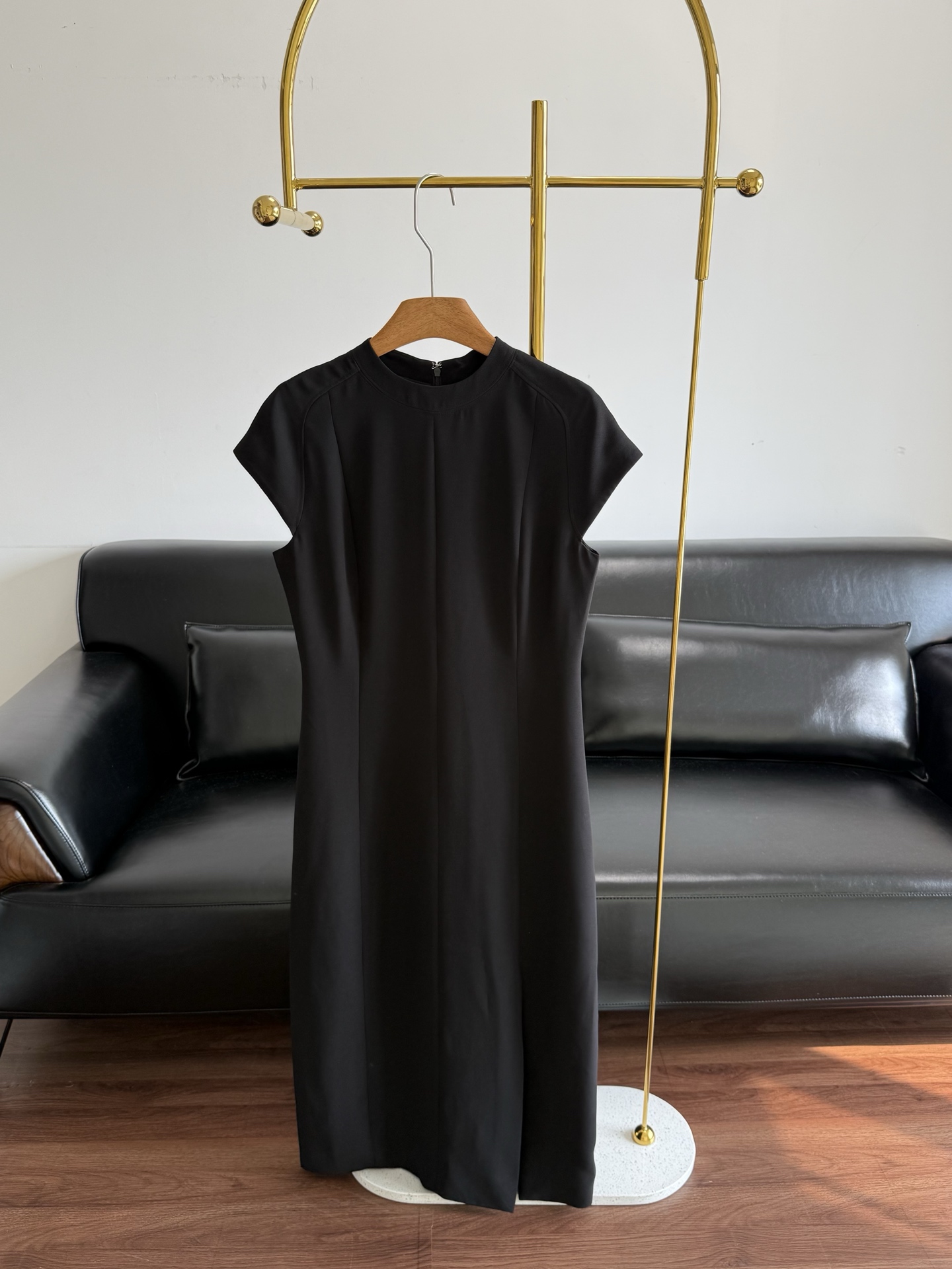 NO:797475,——Theory triacetate blended fabric, triacetate blended fabric, smooth drape, strong wrinkle resistance, short-sleeved front slit dress, slim fit. Round neck, raglan short sleeve design, left front slit design, simple and elegant. Made of triacetate blended fabric, soft and drape, comfortable to wear. Can be worn alone or paired with a suit or cardigan to meet commuting business needs. Size 2 4 6  8,,skirts,T-shirt,business suit,19860909——Theory 三醋酯混纺连衣裙 三醋酯混纺面料,垂坠顺滑,抗皱性强 短袖前开衩连衣裙,修身版型. 圆领,插肩短袖设计,左前侧开衩设计,简约优雅.采用三醋酯混纺面料制成,柔软垂坠,穿着舒适.可单穿,也可搭配西装或开衫,满足通勤商务需求. 码数2 4 6 8,,skirts,T-shirt,business suit,,Women's clothing