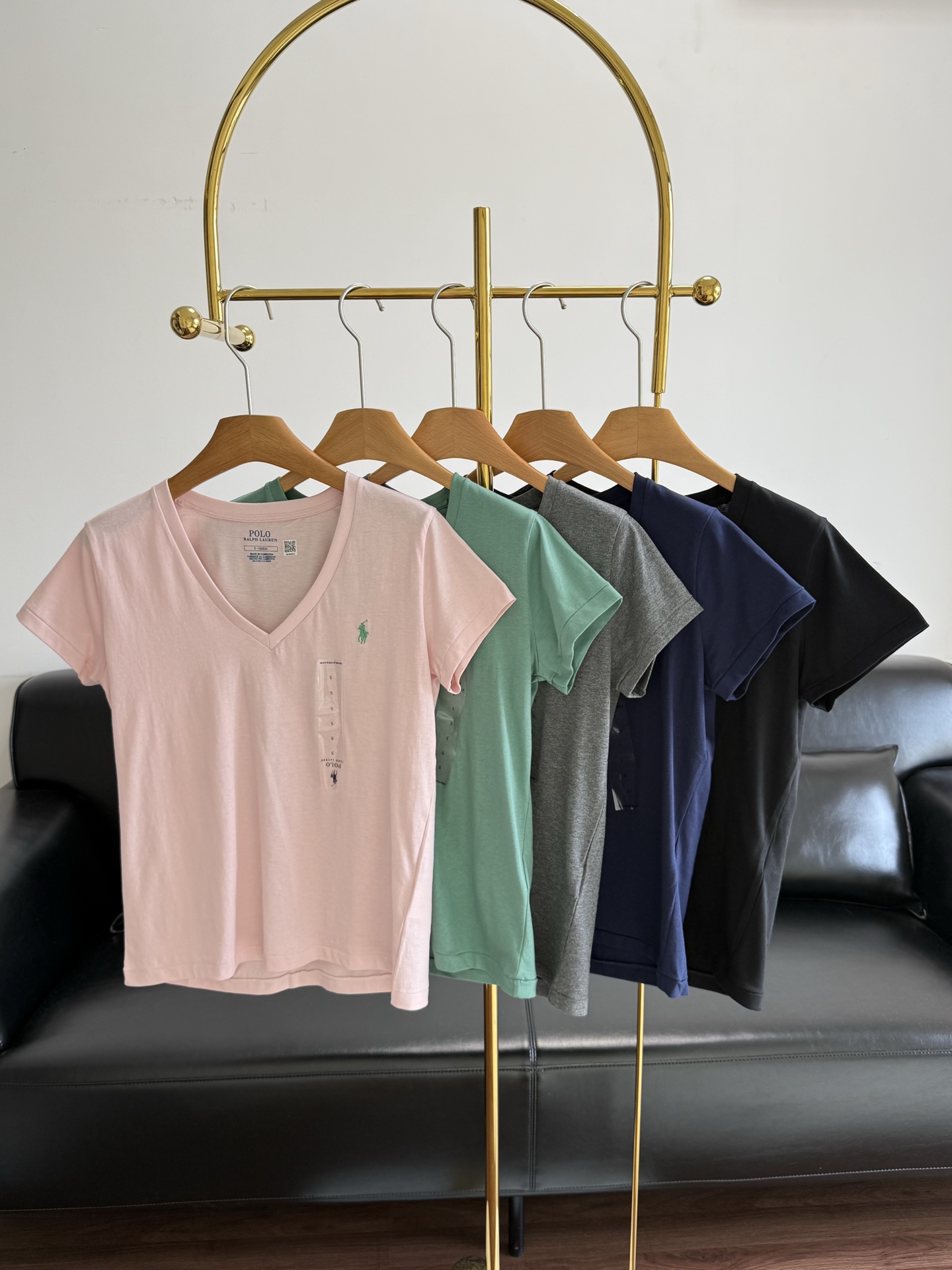 NO:797467,——Ralph Lauren | I love the classic five-color V-neck short sleeves so much. Who knows!  !  Discover this treasure of Ralph Lauren V-neck short sleeves, made of cotton!  The V-neck design slightly exposes the collarbone, making it look slim, gentle, simple and a little refined. It’s so fragrant for daily wear~ The colors are all great!  Light pink, tender and super age-reducing pink and green, fresh and white!  It gives a casual and high-end feel. Size xs-xl, pink, green, gray, black, blue, loro piana, T-shirt,19860909——Ralph Lauren|经典五色V领短袖太爱了 谁懂啊！！挖到拉夫劳伦V领短袖这个宝藏 采用棉面料！V领设计 微微露出锁骨,显瘦又温柔简约又带点小精致,日常穿太香了～ 几个颜色都好绝！浅粉嫩嫩的超减龄 粉色绿色清新又显白！随手一搭就是慵懒高级感 码数xs-xl 粉色 绿色 灰色 黑色 蓝色,,loro piana,T-shirt,,Women's clothing