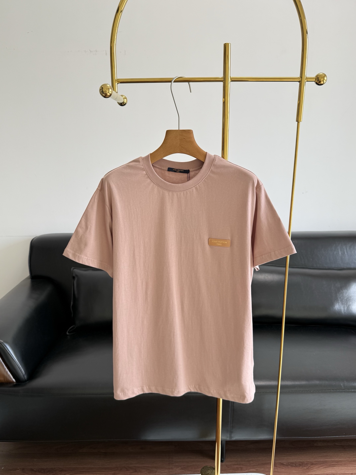NO:797483,——LV's same 2026 leather logo short-sleeved T-shirt is made of high-quality pure cotton, soft and breathable, and super comfortable to wear in summer! The round neck design is simple and elegant, and the brand logo on the chest is low-key and recognizable. The pink color is soft and non-fluorescent, and can be easily worn by men and women. It is also great for couples! The loose fit is versatile, worn alone or layered, can be worn in daily casual or street style, and can easily create a fashionable and relaxed look. Size s-xl, Louis  vuitton,T-shirt,tees,t-shirt,19860909——LV同款 2026字母皮标短袖T恤 采用高品质纯棉,柔软透气,夏天穿超舒服!圆领设计简约大方,胸前品牌标识低调又有辨识度.粉色柔和不荧光,男女都能轻松驾驭,情侣穿也很赞!宽松版型,单穿或内搭都很百搭,日常休闲,街头风都能hold住,轻松打造时尚松弛感穿搭 码数s-xl,,louis vuitton,T-shirt,tees，t-shirt,,Women's clothing