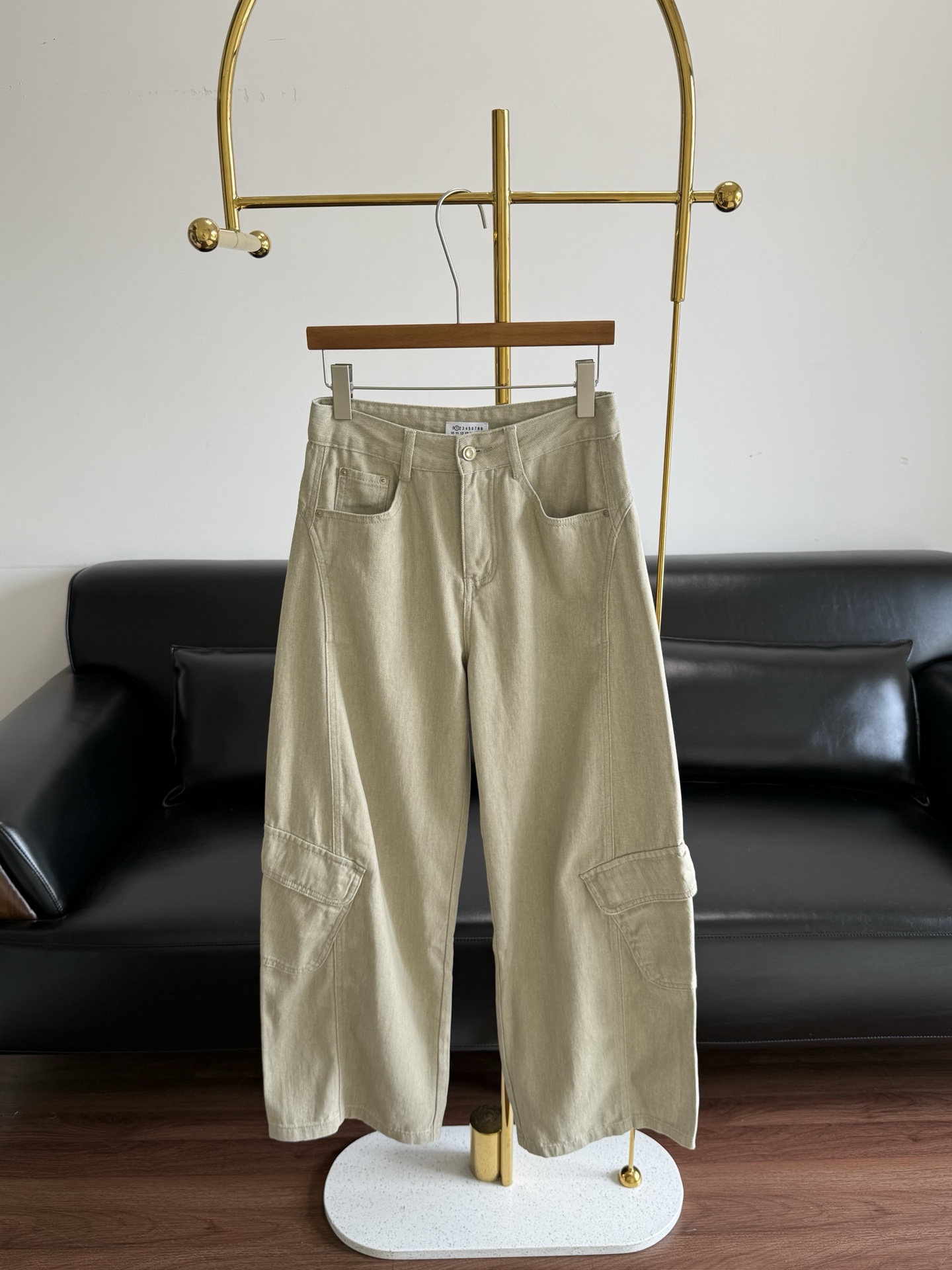 NO:797471,——MM6’s same workwear wide-leg jeans directly lock in this year’s popular code!  Let’s look at the version first!  In the Year of the Horse, dress comfortably and show your aura!  These are specially optimized loose wide-leg pants. The legs are straight and straight. No matter you have thick legs, curvy legs or a small person, wearing them can directly modify the shape of your legs and turn them into 'cartoon legs' instantly!  The oversized workwear patch pocket on the side is the soul design, three-dimensional and textured. Paired with a slim-fitting short top, this year's super popular 'relaxed and lazy style' can be easily matched with a pair of pants!  Look at the fabric again!  We use high-count 100 Turkish long-staple cotton denim, which is soft and waxy but not stiff. The upper body is skin-friendly and breathable. It is not stuffy to wear in the spring and summer of the Year of the Horse. It is comfortable for daily walking, commuting and shopping!  The light khaki oatmeal color is extremely versatile. Whether paired with a white vest, a short sweatshirt, or a bright-colored top that is popular in the Year of the Horse, it is full of luxury, simple and not monotonous!  Size s-xxl,,masion margiela,hoodie,sweatshirts,jeans,19860909——MM6同款工装阔腿牛仔裤 直接锁死今年的流行密码！ 先看版型！马年就要穿得舒展、显气场！这款是专门优化的宽松阔腿裤型,裤管垂顺又挺括,不管是腿粗、腿弯 还是小个子,穿上直接修饰腿型,秒变“漫画腿”！侧面超大号工装贴袋是灵魂设计,立体又有质感,搭配修身短款上衣,今年超火的“松弛慵懒风”,一条裤子直接拿捏！ 再看面料！咱们用的是高支100土耳其长绒棉牛仔布,软糯不硬挺,上身亲肤又透气, 马年春夏穿不闷不勒,日常走动、通勤逛街都舒服！浅卡其燕麦色巨百搭,不管搭白背心、短款卫衣,还是马年流行的亮色上衣,都高级感拉满,简约又不单调！ 码数s-xxl,,masion margiela,hoodie,sweatshirts,jeans,,Women's clothing