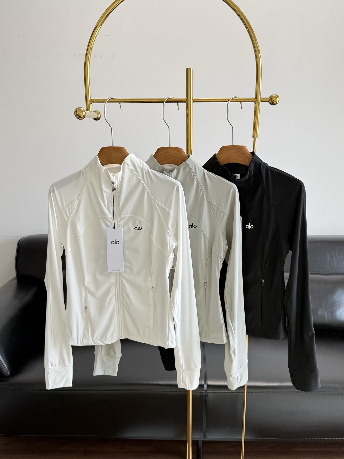 NO:797468,——Alo's same style women's ice silk mesh sports jacket, made of 80 polyamide and 20 spandex (elastane) high-elastic sports fabric!  .The upper body is made of ice-like fabric, which is cool and comfortable, and the breathability is first-class, and there is no stuffiness at all. The unique small waist design is amazing. The dividing line and the hem are designed with arcs, which fit the human body and highlight the soft curves of women. Slim fit!  Exquisite details highlight the quality and craftsmanship, the zipper is smooth and unobstructed, the cuff opening is designed to fit the wrist, and the pocket design is smart and practical. The entire version is very waist-promoting and visually slims 3-5 pounds. It can be used for fitness, yoga and sun protection. It does not matter the occasion. It is versatile for casual wear!  Size m-l white green black, jackets & coats,19860909——alo同款女士冰丝网纱运动夹克 80聚酰胺20氨纶（弹性纤维）的高弹运动面料！.冰感面料上身,那叫一个清凉舒爽,透气效果更是一流,完全不会有闷热感. 独特的小蛮腰设计太绝了,分割线及下摆处使用弧线设计,贴合人体,凸显女性柔美曲线 修身版型！精致细节彰显品质匠心,拉链顺滑无阻,袖口开口设计贴合手腕,口袋设计巧妙实用.整个版型非常显腰身 视觉上显瘦3－5斤 可健身瑜伽可防晒 不挑场合 休闲百搭！ 码数m-l 白色 绿色 黑色,,jackets & coats,,Women's clothing