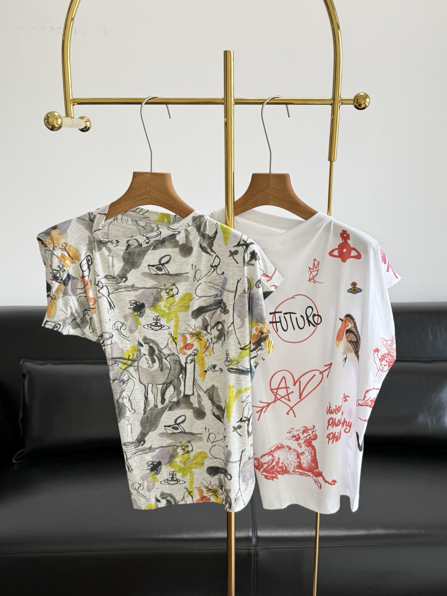 NO:797479,——The same style of the Queen Mother’s graffiti printed irregular T-shirt, a sweet and cool girly look!  Whoever wears it looks better!  Pure cotton fabric!  With abstract graffiti, it is full of artistic sense! Irregular tailoring + side pleats modify the body shape and have a sense of hierarchy. Wear it with a fashionable essence. Pair it with a plaid pleated skirt or simple trousers to easily create a personalized daily look, fashionable and attitude! Size sml gray white, skirts, tees, t-shirt,19860909——西太后同款涂鸦印花不规则T恤 甜酷少女感穿搭！谁穿谁好看！ 纯棉面料！配抽象涂鸦,艺术感满满!不规则剪裁+侧边褶皱,修饰身形又有层次感,穿上就是时髦精本精.搭配格纹百褶裙或简约裤装,轻松打造个性日常look,时髦又有态度! 码数sml 灰色 白色,,skirts,tees，t-shirt,,Women's clothing