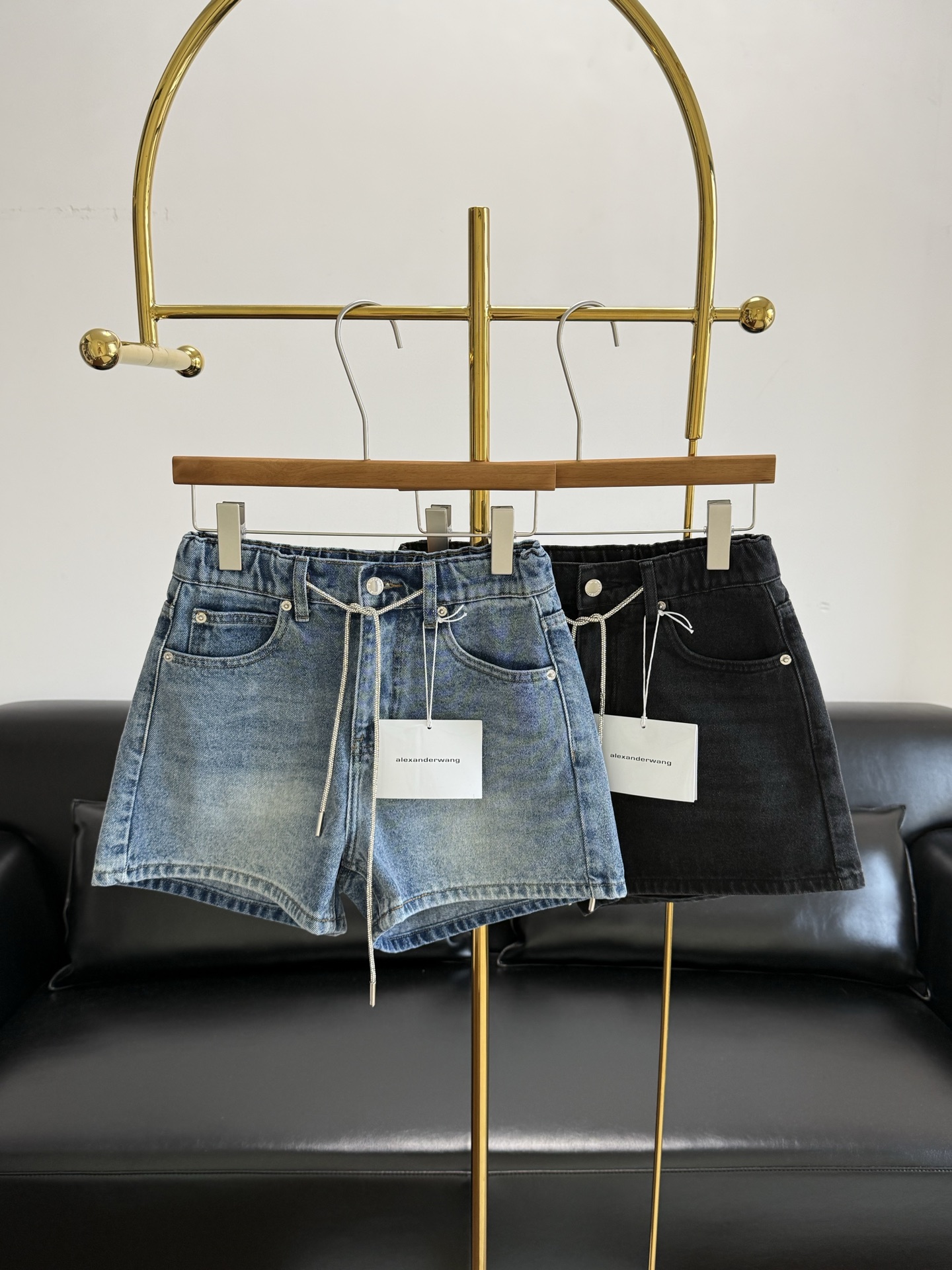 NO:797917,——Aw's same style drawstring hot diamond shorts. Dawang's denim shorts directly reflect the spiciness and slimming. The black gray + light blue colors can directly cover the whole summer outfit!  High-waisted A-line version, lifts the waistline in one second, denim cotton fabric!  The hip width and fake hip width are all hidden, the visual leg length is directly cm, the blingbling rhinestone drawstring makes it flash when walking, it is low-key and noble, and instantly enhances the sophistication of the outfit~ Size sml blue gray, alexander wang, shorts,19860909——Aw 同款抽绳烫钻短裤 大王这条牛仔短裤直接把辣和显瘦体现出来,黑灰+浅蓝两色直接承包整个夏天的穿搭！高腰A字版型,一秒提拉腰线,牛仔棉面料！ 胯宽、假胯宽全藏住,视觉腿长直接cm,blingbling水钻抽绳,走路带闪, 低调又显贵,瞬间提升穿搭精致度～ 码数sml 蓝色 灰色,,alexander wang,shorts,,Women's clothing