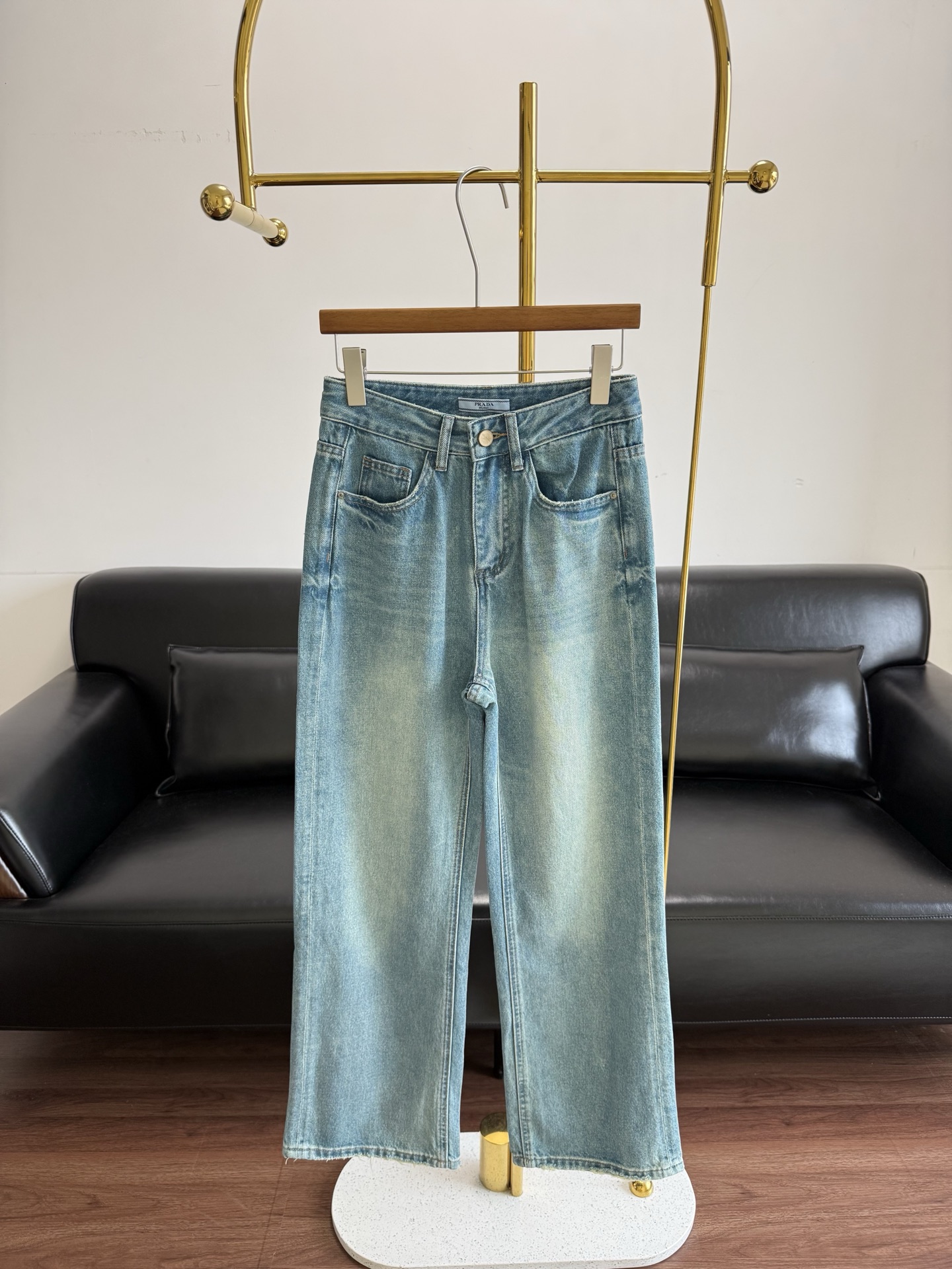 NO:797929,——Prada's same style straight-leg regular jeans. Fabric: 85.7 Cotton, 7.5 Polyester, 6.8 Cellulose Fiber, regenerated cellulose fiber. Minimalist and high-end, Prada style summer pants!  European style tailoring + drapey fabrics, slimming and longer legs. Clean and neat without extra decoration, versatile and not picky. The upper body is huge in proportion and has a superb drape. White light and shadow real shot, no filter, full texture. The design is characterized by retro lake blue tones, nostalgic heavy industry washing, high comfort and soft body feel of the fabric, frayed trousers design, high waist to navel, floor-length trousers to create a vision of long legs.  Achieve the goddess-like high-end look with long legs, no color fading or sticky hair, and look slim and high-end.!  It is made of pure cotton denim fabric and has been washed and distressed. The upper body is very stiff, has good breathability, and is not easy to deform. The upper body reduces age and makes you look more elegant~ ♀ It hides the flesh and makes you look slimmer. Fat girls can feel free to wear the mid-length design, which increases fashionability while covering the flesh on the legs!  About the top denim raw material, long-staple cotton. The long-staple cotton denim fabric that is the soul of pants comes from the ancient denim factory in Turkey. It has a history of more than 70 years. It is generally used in high-end ready-made garments. High-count long-staple cotton yarn has long sunshine time and high strength. The quality of the finished product is strong and stable. It is not easy to loosen and deform after being washed for many years. It has a high-quality washed texture and a waxy touch. The weight after washing is as high as 13 ounces.  High-end environmentally friendly plant dyeing technology and biodegradable plant sizing agents are used in the production process. After multiple exclusive finishing processes, it is safe, environmentally friendly and healthy, with a delicate hand feel, and is skin-friendly, breathable and comfortable. This fabric product has obtained two fabric certifications, Global Recycled Standard (GRS) and Recycled Claim Standard (RCS). After washing, it presents a three-dimensional visual effect on the cloth. Each high-end ready-made garment produced with this fabric is equipped with Turkish fabric paper card Turkish long staple cotton  Known as white gold, Turkey Turkish long-staple cotton is a treasure among cottons. Every pair of finished Turkish series trousers produced by us is equipped with 'Turkish long-staple cotton' cardboard. Good denim starts with good fabrics. Good denim starts with good fabrics. Biodegradable. Rich layers of faded colors when washed, delicate cotton texture. High yarn strength, quality stability is twice that of ordinary cotton. Use Turkish style low-elastic or non-elastic fabrics. Can be washed with heavy washing. The finished product is soft and waxy after washing, with clear color and luster. Transparent  High-end nostalgic and eye-catching!  Durable and easy to care for!  It won’t become hard after being washed for a long time, the visual effect is richer, and the details reflect the unique and exquisite and demanding dressing taste!  Elegant and exquisite, tailor-made for women who pursue the ultimate dressing experience. Size s-xxl, prada, jeans, gold,19860909——Prada同款 直筒常规款牛仔裤 面料85.7 Cotton棉 7.5 Polyester 聚酯纤维 6.8 Cellulose Fiber 再生纤维素纤维 极简高级感,Prada风夏季神裤！ 欧版剪裁+垂感面料,显瘦显腿长 干净利落无多余装饰,百搭不挑人 上身巨显比例,垂感超绝 白色光影实拍,无滤镜,质感拉满 设计特点是复古湖蓝色调,怀旧重工洗水,面料高舒适度的柔软体感 ,裤边磨破设计 高腰到肚脐,裤长拖地 的大长腿视觉 实现大长腿的女神高级感,不掉色不粘毛显瘦高级.！ 采用纯棉牛仔面料,经过水洗做旧处理.上身狠有挺括度,透气性好,不易变形,上身减龄又气质～♀ 藏肉显瘦,胖MM们可以放心入哦中长款设计,增加时髦度的同时遮住腿上的肉肉！ 关于顶级牛仔原料 长绒棉 裤子的灵魂之长绒棉牛仔面料 来自士耳其古老的牛仔布厂, 至今已有70多年历史,一般用于高端成衣 高支长绒棉纱线 日照时间长,强度高,所制成品品质稳定性强,洗穿多年也不易松垮变型,洗水质感品相高级 触感棉糯 水洗后克重高达13盎司. 制作过程中采用高端环保植物染色工艺和可生物降解植物上浆剂,经多道专属后整工艺,安全环保健康,手感细腻,上身亲肤透气舒适. 该面料产品同时获得两项面料认证Global Recycled Standard (GRS)与 Recycled Claim Standard (RCS),水洗后呈现立体的布面视觉效果. 每件该面料生产的高级成衣都配有士耳其面料纸卡 土耳其长绒 棉 素有白色黄金之称Turkey土耳其长绒棉 棉中珍品,咱产生产的土耳其系列每条成品裤子都配有 “土耳其长绒棉“卡纸 好牛仔从好面料开始 Good denim starts with good fabrics 可生物降解 水洗落色层次丰富 ,细腻棉润体感 纱线强度高,品质稳定性是普通棉的两倍 用土耳其风格低弹或无弹面料 可重工水洗 成品水后 软糯 ,颜色光泽清晰 通透 高级怀旧耐看 ！耐造易打理！久洗不发硬 视觉效果更加丰富 细节之处体现与众不同的精致高要求的穿衣品位 ！ 贵气精致 就为追求极致穿衣体验的女士量身打 码数s-xxl,,prada,jeans,gold,,Women's clothing