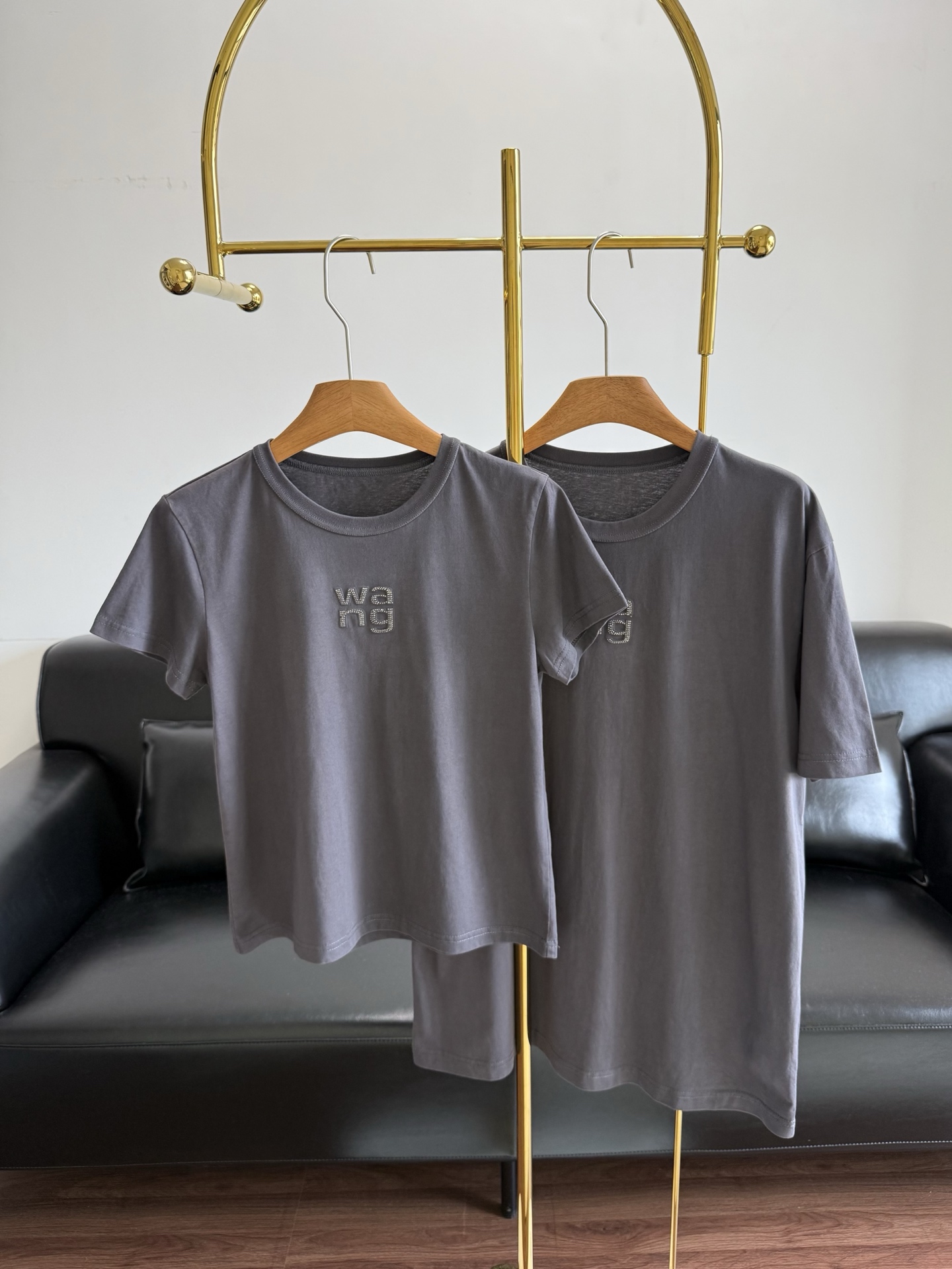 NO:797935,Short and long Alexander wang 26 new hot diamond logo T is made of pure cotton fabric, soft and comfortable, perfect for summer! The 'wang' letter on the front is designed with sparkling diamonds, which is low-key and detailed, and is very fashionable. The dark gray is versatile and the round neck is simple, which can be easily worn in daily casual or street style. The short cut, paired with high-waisted pants or skirts, can easily highlight the proportions of the body. It is a must-have item in the summer wardrobe! Size sml short style long style, skirts,19860909短款长款 Alexander wang 26新款烫钻logoT 采用纯棉面料,柔软舒适,夏天穿超合适！ 正面“wang”字母搭配闪钻设计,低调又有细节感,时髦度满分軍.深灰色百搭,圆领简约,日常体闲或街头风都能轻松驾驭.短款剪裁,搭配高腰裤或裙装,轻松凸显身材比例,是夏季衣橱必备单品！ 码数sml 短款 长款,,skirts,,Women's clothing