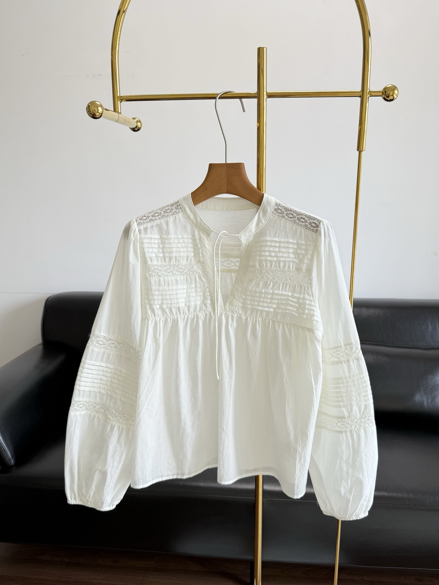 NO:797923,——b&sh's same style hollow hook-and-loop tie round neck puff sleeve shirt made of 100% cotton fabric!  Every gesture is French-style laziness. The lantern sleeves of the babydoll shirt have a lazy arc when raising the hands. It hides the flesh and is very age-reducing. The neckline and cuffs are made of hand-made hollow lace. Good clothes have a sense of luxury that cannot be hidden in the details. Size number sml,, shirts,19860909——b&sh同款镂空勾花系带圆领泡泡袖衬衫 100棉面料！举手投足间都是法式慵懒 娃娃衫灯笼袖 抬手自带慵懒弧度 藏肉肉又很减龄 领口和袖口都是手工定点镂空蕾丝 好的衣服是细节里藏不住的高级感 码数sml,,shirts,,Women's clothing