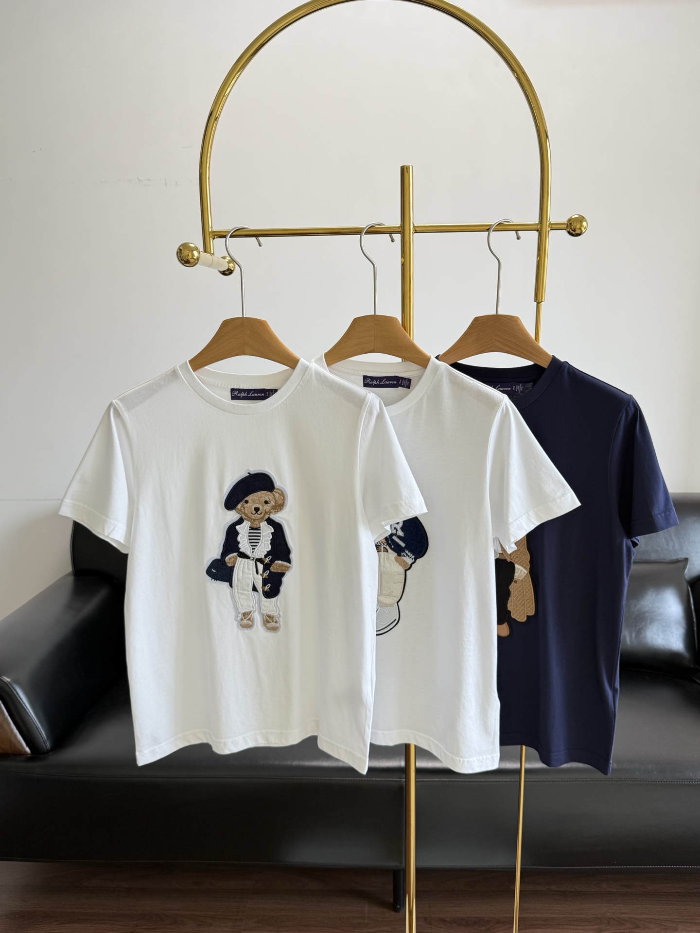 NO:797941,——Ralph Lauren 2026 Bear embroidered short-sleeved T-shirt refuses to be mediocre! This embroidered bear T-shirt is truly versatile. Don’t wear monotonous basics anymore! This embroidered T-shirt is yyds! Heavy embroidered three-dimensional bear, with full details, and texture that beats ordinary prints. High-quality fabrics are pure cotton, soft and skin-friendly, and will not deform after long-term wear. The versatile version is loose and does not pick on the figure, covering the flesh and making you slim, and is super friendly to fat sisters.  It will be your outfit for the whole summer. Whether it is paired with jeans, suit trousers or a skirt, it looks great in one piece = N styles, the price/performance ratio is directly maximized. Size sml. Hat bear, jacket bear, windbreaker bear, loro piana, skirts, jeans, jackets & coats, T-shirt, tees, t-shirt, business suit, hats,19860909——Ralph Lauren拉夫劳伦 2026小熊刺绣短袖T恤 拒绝平庸!这件刺绣小熊T恤才是真百搭王别再穿单调的基础款了!这件刺绣T恤才是yyds! 重工刺绣立体小熊,细节拉满,质感秒杀普通印花 优质面料精选纯棉,柔软亲肤,久穿不变形 万能版型宽松不挑身材,遮肉显瘦,对微胖姐妹超友好 承包你一整个夏天的搭配 不管是配牛仔裤,西装裤还是半裙都超好看一件=N种风格,性价比直接拉满 码数sml 帽子小熊 夹克小熊 风衣小熊,,loro piana,skirts,jeans,jackets & coats,T-shirt,tees，t-shirt,business suit,hats,,Women's clothing