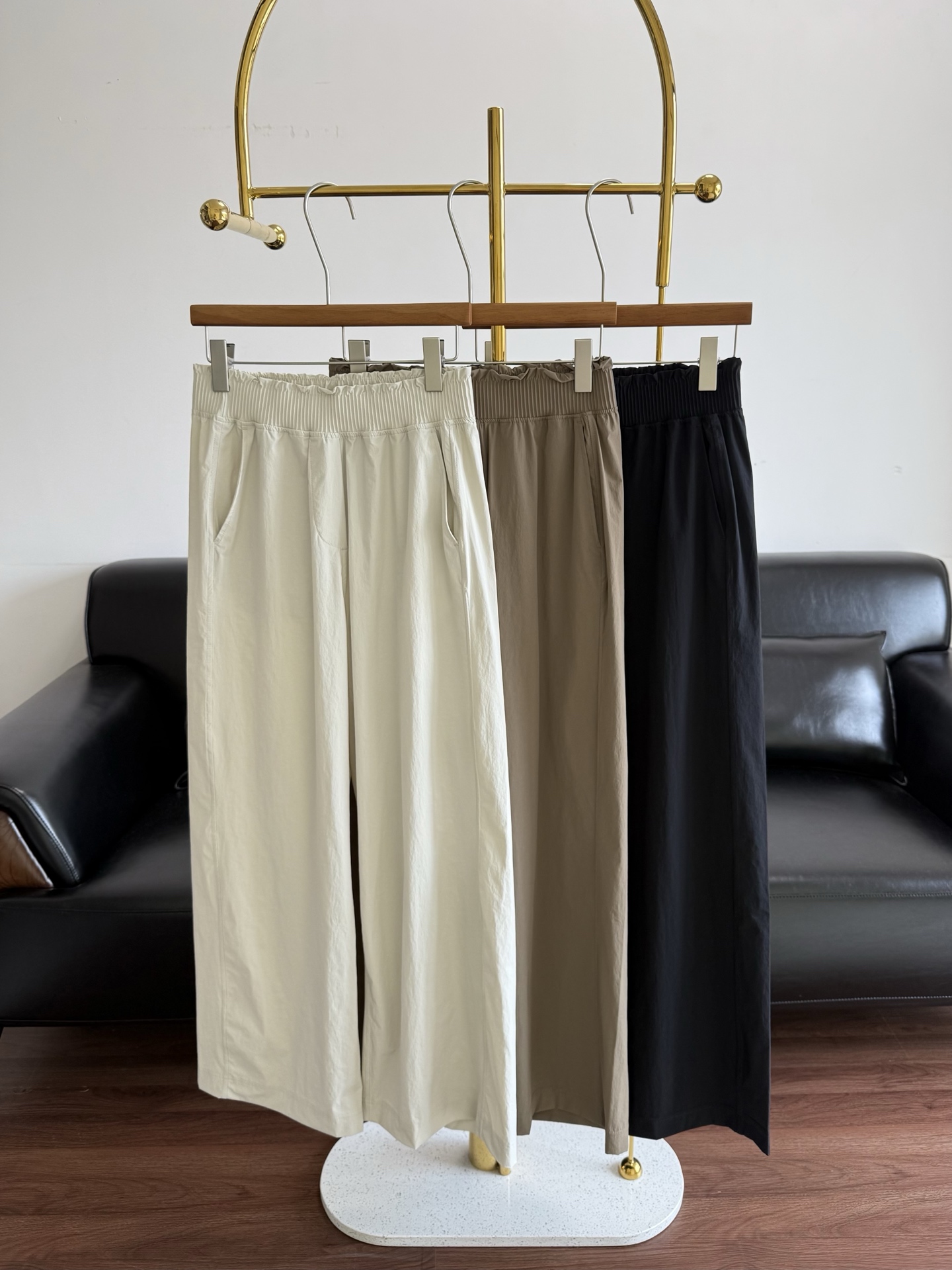 NO:798868,——Lulu pleated bud waist trousers. The cotton fabric is soft and breathable. It will not be stuffy at all in summer. It looks great with a T-shirt or suspenders!  You don’t have to think about matching it with it, any accessory T looks great, it’s good news for the Zaoba sisters. This is especially suitable for lazy people to wear. It doesn’t pick people or figures, and the color is so versatile, it looks great with any outfit~ The upper body is lazy, comfortable and slim. The high-waisted lace waistband has no wrinkles, which is like adding a 'slimming highlight' to the waistline. The belly is completely hidden, and the waist is as thin as being pinched out by hands~  The buttocks are loosely connected to the thighs. The waist is visually tightened to hide the fleshiness of the hips and hips. The design is narrowed from the hips to the calves. It can be adjusted for both leisure and commuting. Size sml. Apricot black gray, tees, t-shirt,19860909——lulu褶皱花苞腰长裤 棉质面料柔软透气,夏天穿完全不会闷热,搭配T恤或吊带都超好看！ 拥有它不用在想搭配,随便配件T都超好看的,简直是早八姐妹的福音. 这款特别适合种懒人穿搭,不挑人不挑身材而且这个颜色巨百搭的,随便搭都超好看~上身慵懒舒适还显瘦. 高腰花边腰头绝了褶皱像给腰线打了'显瘦高光',小肚腩藏得干干净净,腰细得像被手捏出来~ 臀部部分与大腿街接比较宽松视觉收拢腰身,隐匿臀胯肉感 从臀部到小腿收窄设计 不论休闲还是通勤皆能拿捏 码数sml 杏色 黑色 灰色,,tees，t-shirt,,Women's clothing