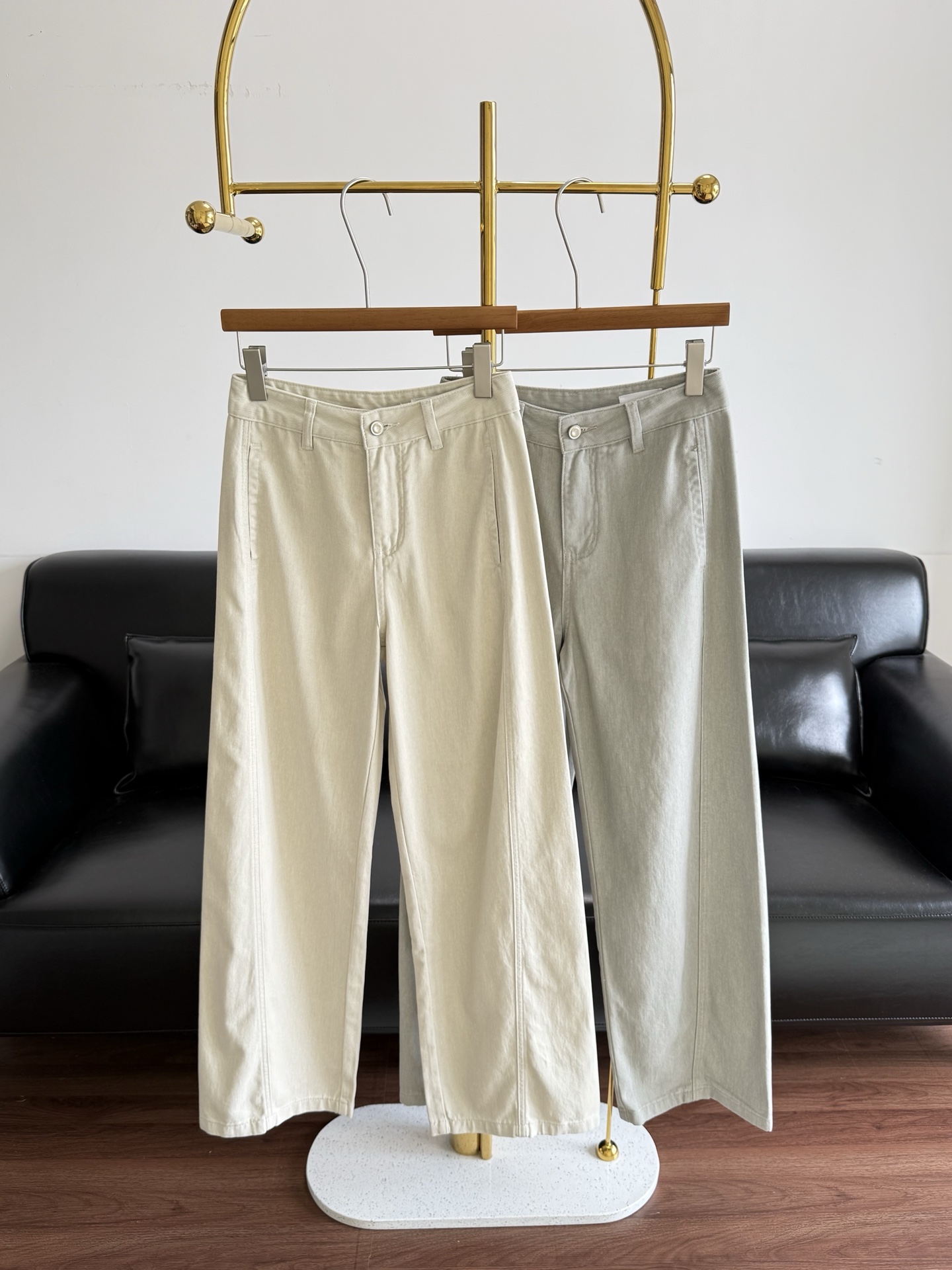 NO:798880,——Lemaire's same old-money style denim regular straight-leg trousers have a loose feeling of old-money style. They are more distinguished and less provocative than ordinary jeans. The upper body has the kind of 'effortless sophistication'. Whether it is worn with a white T-shirt, a sweater or a small suit, it can give off a casual and lazy atmosphere. It can be worn for daily commuting or weekend shopping, and it will directly enhance your temperament. Looking at the style, the high-waisted and wide-leg tailoring is so figure-conscious!  The high-waist design raises the waistline in one second, optimizing the ratio of 30 to 70 points. Small people can also wear it to make their legs look longer; the wide-leg pants have super-hiding flesh, so sisters with wide hips, thick thighs, and legs that are not straight can feel free to wear them without tightening the flesh at all. Who knows how relaxed they feel when walking?  The fabric is high-count washed soft denim, which feels soft and skin-friendly, not hard and inferior denim!  After many times of sand washing process, the upper body is soft and breathable. It is not sweaty when worn in spring and summer. It is not stiff when worn with sweaters in autumn and winter. It is durable and does not deform. It will not be outdated after three to five years of wear. This price-performance ratio is really amazing and it is full of details!  The classic pocket design is clean and neat, with no unnecessary fancy decorations, which perfectly fits the simple tone of the old money style; the hardware workmanship is super exquisite, and the wiring is neat and there are no unnecessary threads. When you get it, you can feel the texture of 'expensive goods', which is completely different from the price of more than 300 yuan, and it can properly replace the ceiling. The so-called relaxation and pleasure means wearing comfortable and good-looking clothes without spending a lot of money ~ These cement gray old money style wide-leg pants are a must-have in your wardrobe this year!  Size s-2xl apricot gray, sweaters, tees, t-shirt, business suit,19860909——Lemaire同款老钱风牛仔常规款直筒裤 自带老钱风的松弛感,比普通牛仔更显贵、更不挑人 上身就是那种“毫不费力的精致”,不管搭白T恤、针织衫还是小西装,都能穿出随性慵懒的氛围感,日常通勤、周末逛街穿,气质直接拉满 再看版型,高腰阔腿剪裁太懂身材了！高腰设计一秒拉高腰线,优化三七分比例,小个子穿也能显腿长；阔腿裤管超藏肉,胯宽、大腿粗、腿型不直的姐妹都能放心冲,完全不勒肉,走路带风的松弛感谁懂啊！ 面料是高支水洗软牛仔,摸上去软糯亲肤,不是硬邦邦的劣质牛仔！经过多次砂洗工艺,上身柔软透气,春夏穿不闷汗,秋冬搭毛衣也不生硬,耐穿又不变形,穿个三五年都不过时,这性价比真的绝了 细节更是拉满！经典口袋设计干净利落,没有多余花哨装饰,完美契合老钱风的简约调性；五金做工超精致,走线工整没有多余线头,拿到手就能感受到“贵价货”的质感,完全不像三百多的价格,妥妥的平替天花板 所谓松弛悦己,就是穿得舒服、穿得好看,还不用花大价钱～ 这条水泥灰老钱风阔腿裤,就是今年衣柜里必入的百搭王！ 码数s-2xl 杏色 灰色,,sweaters,tees，t-shirt,business suit,,Women's clothing