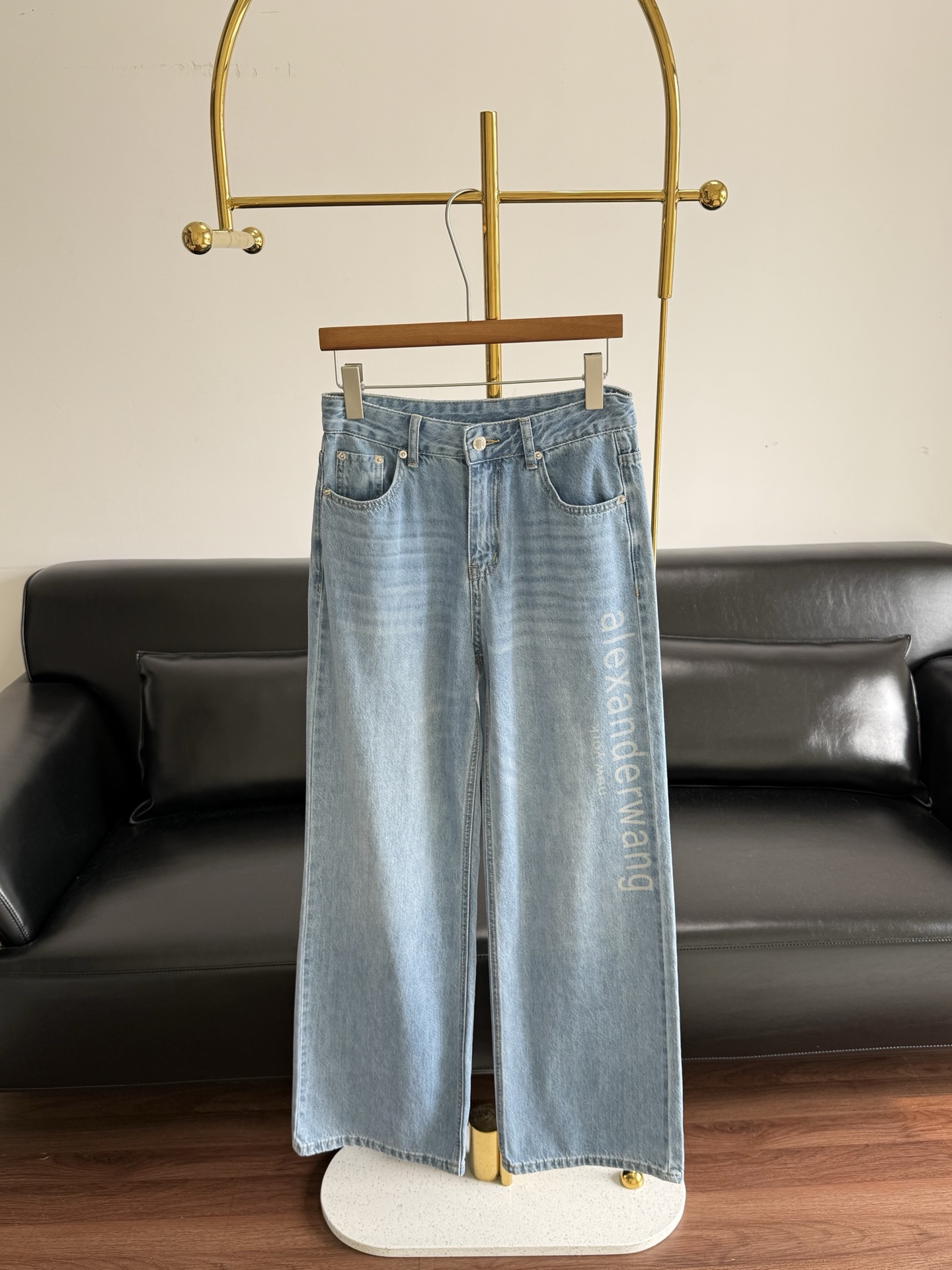 NO:798863,——Dawang straight-leg regular jeans with letter print. Super high-end washed blue jeans. The version is high-waisted and slimming. You will fall in love with it at first sight!  Customized high-end denim fabric, super malleable and easy to wear!  The high-density fabric has high color and is not easy to fade. The jeans have a good quality and are durable and not easy to deform!  When opening the mold for hardware accessories, you must keep a pair of jeans. They are so good-looking! No matter what leg shape is not straight, it is totally ok. If the legs are not straight, thick calves are even more of a blessing. See for yourselves, even a small person looks taller!  Super nice!  Code number sml,,alexander wang,jeans,19860909——大王 字母印花直筒常规款牛仔裤 超高级的洗水蓝色牛仔裤 版型 高腰显瘦一眼就爱上！ 定制了高端牛仔面料,延展性超强,超好穿！高密度的面料,色泽度高不易掉色,牛仔裤的品质感很好,耐穿耐磨不易变形！五金配件开模 一定要留的一款牛仔裤 太好看了!什么腿型不直,完全都ok 腿不直小腿粗更是福音般的存在 你们自己看,真的小个子都显高！超nice！ 码数sml,,alexander wang,jeans,,Women's clothing