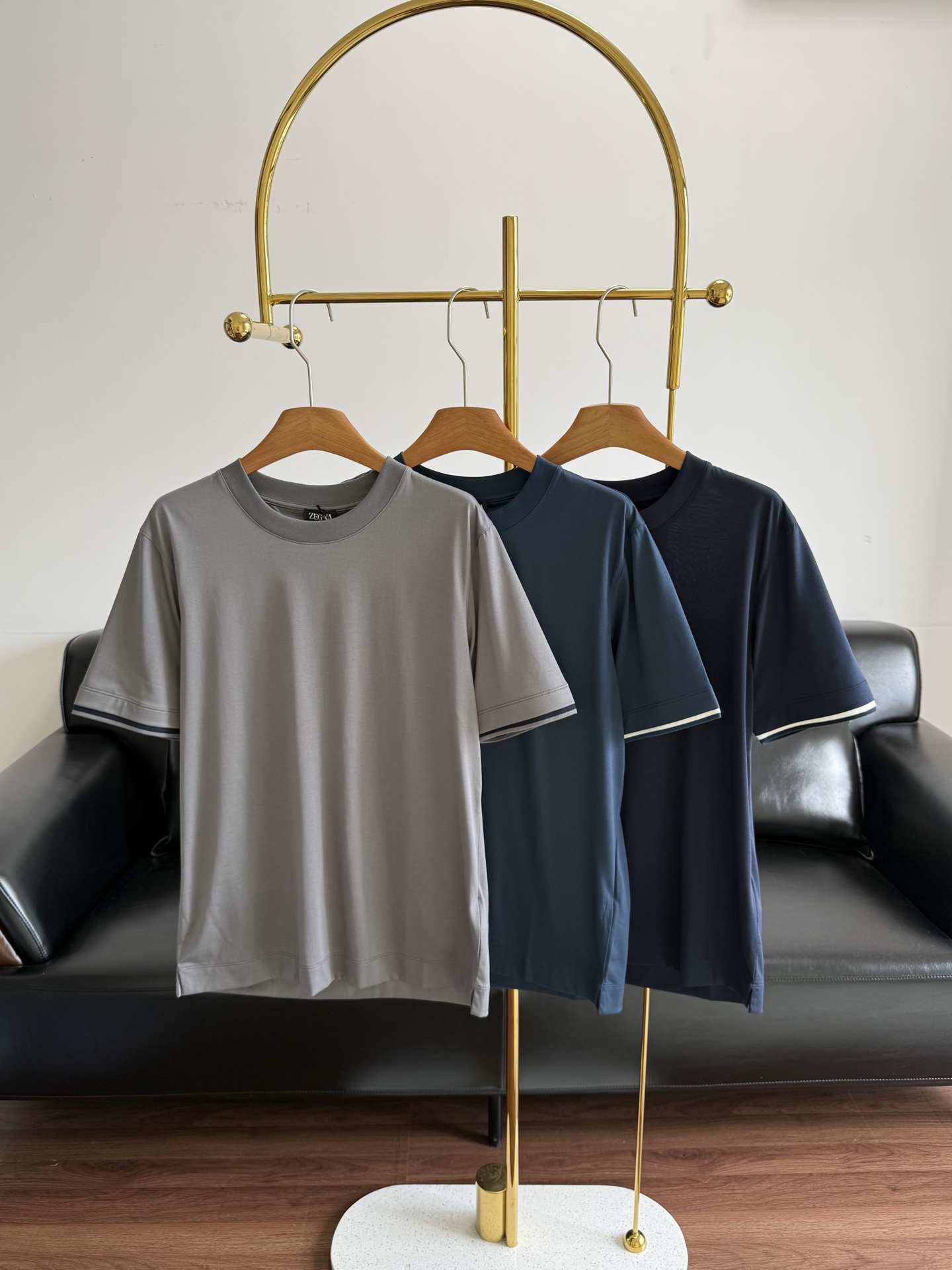 NO:799324,——ZEGNA Same style round neck T-shirt, men’s high-end feel | Use a T-shirt to define the relaxed aesthetics of summer. The real taste is hidden in the basic style. This round neck T-shirt is made of mulberry silk x cotton blended fabric. It has a soft luster and just the right drape. It feels as delicate and skin-friendly as the breeze blowing over the skin. Ingenious craftsmanship. Three-dimensional tailoring to modify the body line. Threaded flat machine cuffs neatly tighten. Double stitching on the neckline will not deform after long-term wear.  4 color options｜Classic dark blue/navy blue/classic army green/grey 4 sizes covered｜Accurately matches different body shapes From business casual to weekend roaming One piece can provide a high-end daily look Make simple wearing an expression of life aesthetics Size m-2xl Gray Dark blue, light blue, tees, t-shirt,19860909——ZEGNA 同款圆领T恤 男士高级感｜用一件T恤定义夏日松弛美学 真正的品味藏在基础款里 这款圆领T恤采用桑蚕丝×棉混纺面料 自带柔和光泽与恰到好处的垂坠感 触感如清风拂过肌肤般细腻亲肤 匠心工艺 立体剪裁修饰身形线条 螺纹扁机袖口利落收紧 领口双重车线久穿不变形 4色选择｜经典墨蓝/藏青色 /经典军绿/灰色 4码覆盖｜精准匹配不同身形 从商务休闲到周末漫游 一件搞定高级感日常穿搭 让简单穿着也成为生活美学的表达 码数m-2xl 灰色 深蓝色,浅蓝色,,tees，t-shirt,,Women's clothing