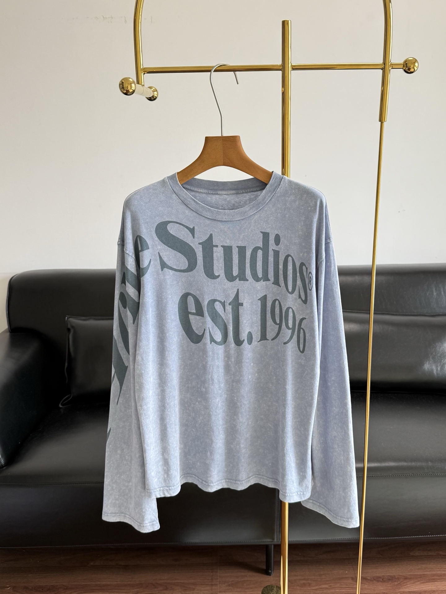 NO:799339,——The same style of Acne Studios printed washed long-sleeved T-shirt is a perfect combination for daily outings. It is made of pure cotton!  The washed and distressed process brings a retro atmosphere. The soul is this enzyme washed fabric! It is not a cheap fading feeling, but a natural fading effect made by enzyme washing + fried salt process. The loose shoulders are lazy and casual, slim and comfortable. The large logo on the chest is low-key and recognizable, and the code number is sml, Acne studios, dior, tees, t-shirt,19860909——Acne Studios同款 印花水洗长袖T恤 完全是日常出街的王炸组合 纯棉面料！水洗做旧工艺自带复古氛围感 灵魂就是这个酵素水洗面料! 不是廉价的掉色感,是经过酵洗+炒盐工艺做出的自然褪色效果, 宽松落肩 慵懒随性,显瘦又舒适. 胸前大logo低调有辨识度, 码数sml,,acne studios,dior,tees，t-shirt,,Women's clothing