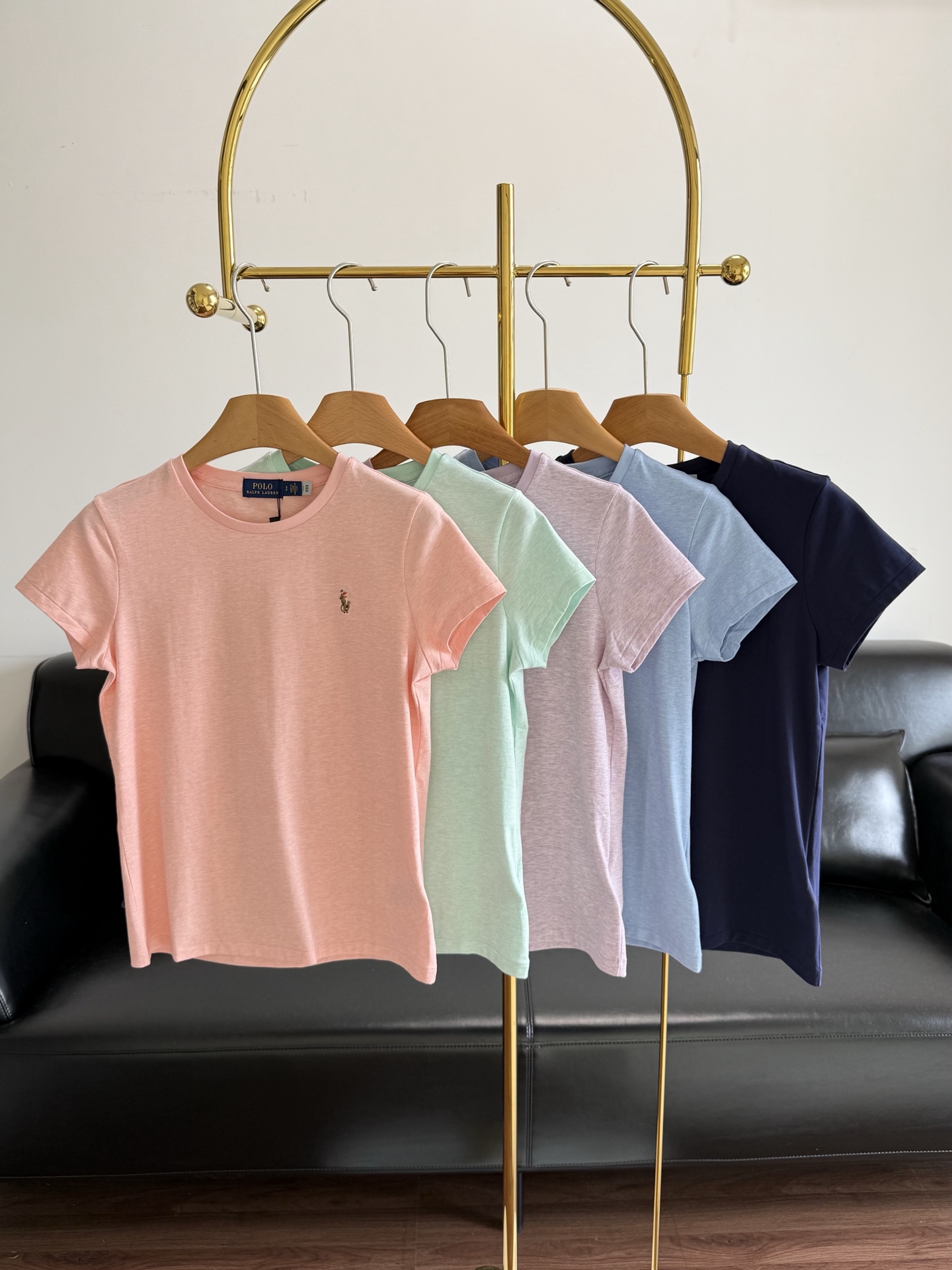 NO:799327,——Ralph Lauren's same five-color logo embroidered T-shirt, made of pure cotton!  I like this kind of simple and fashionable item. It has a casual and lazy atmosphere. It is a daily basic model that is effortless to wear when commuting and going out. It covers the flesh and makes you slim, comfortable and free. It can be worn alone or as an inner layer for daily wear. Come and get the stripes that you like and will not get tired of the more you wear them. Come and get the size s-xl. Pink, green, purple, light blue, navy blue, tees, t-shirt,19860909——拉夫劳伦同款五色logo刺绣T恤 纯棉材质！喜欢这种简简单单就可以时髦的单品 自带随性慵懒氛围感 日常基础款不费力通勤出街穿搭 遮肉显瘦舒服自在无束缚感 日常搭配单穿或者作为内搭都不在话下 越穿越喜欢也不会腻的条纹快来get 码数s-xl 粉色 绿色 紫色 浅蓝 藏蓝色,,tees，t-shirt,,Women's clothing