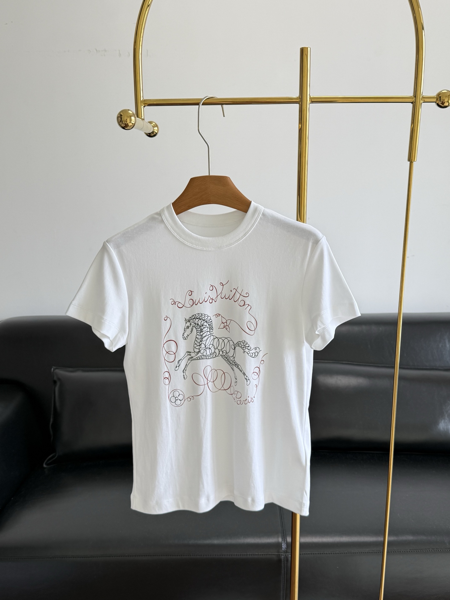 NO:799335,——Louis Vuitto*’s latest 26 spring and summer short-sleeved T-shirt with Year of the Horse pattern is made of pure cotton. The fabric feels soft and delicate. The upper body is comfortable and breathable. Silky touch + universal layering is coming!  The front is decorated with embroidery of the Year of the Horse. The pattern of the Year of the Horse is perfect embroidery. It is very heavy and very simple. It is full of vitality and full of fun. Get it now ~ the rhythm of falling at a glance ~ Size sml, Louis Vuitton, T-shirt, tees, t-shirt,19860909——Louis Vuitto*同款26春夏最新款马年图案短袖T恤 甄选纯棉面料 面料手感柔软细腻 上身舒适又透气 丝滑触感+万能叠穿王炸来袭！ 正面饰有马年刺绣 马年的图案 完美的刺绣 很重非常的简单 充满活力 趣味十足 赶紧入手吧～一眼沦陷的节奏～ 码数sml,,louis vuitton,T-shirt,tees，t-shirt,,Women's clothing