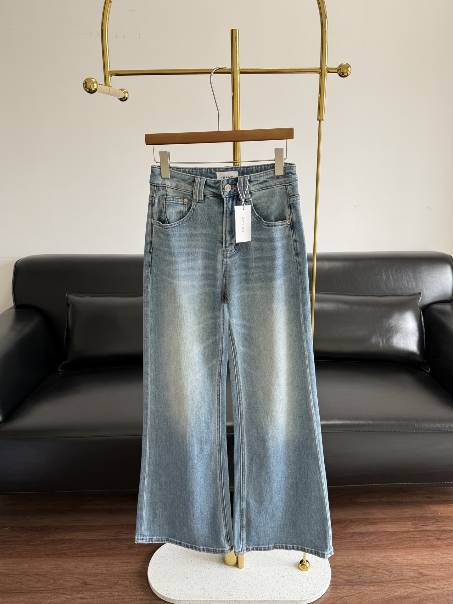 NO:799343,——FRAME wide-leg regular bootcut pants, made of denim and cotton!  The mission of a pair of bell-bottom pants is not only to make you look slimmer, but also to make your legs look straight and tall, as is your own mother!  Pants length is key!  The excellent tailoring is that everything from the chest down to the legs~~ has a mid-waist design and whitened legs, which looks very antique!  Not baggy, straight + bell-bottomed, the waist and hips are closed in proportion, the thighs are beginning to expand, and the overall lines are neat and can be adjusted freely!  !  Code number s-xxl,,19860909——FRAME 阔腿常规款微喇裤 牛仔棉面料！一条喇叭裤的使命不仅仅是显瘦,显直又显高的漫画腿还得是你亲妈！裤长是重点！优秀的剪裁就是胸以下全是腿～~中腰设计,腿部磨白,很有古早风！ 不松垮,直筒+喇叭裤型,腰胯收比例,大腿开始放量,整体线条利落又收放自如！！ 码数s-xxl,,,Women's clothing