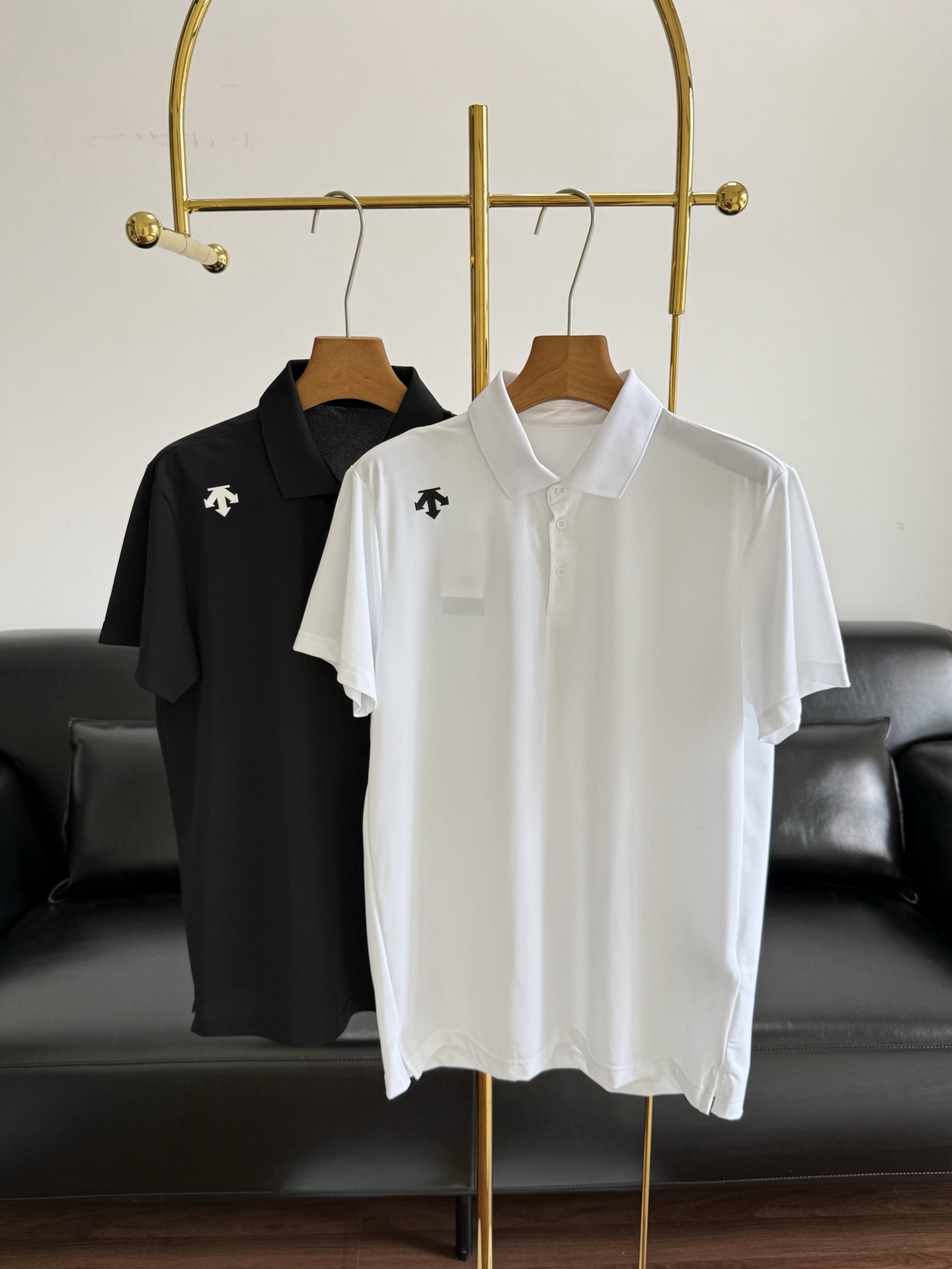 NO:799331,——The new DESCENTE TRAINING series of men's POLO shirts and T-shirts combine high-quality fabrics and practical designs. High-quality TOUGH fabrics are selected, with both flexible texture and moisture-absorbing and quick-drying properties, which can effectively dissipate sweat and keep the skin fresh and comfortable. The classic POLO collar design is neat and elegant, and the ACTIVE sports version fits the sports posture, allowing movement to be stretched without restraint. The multiple colors meet personalized dressing needs, whether it is daily commuting, traveling or outdoor leisure, it can be easily controlled.  Size m-3xl white black, tees, t-shirt,19860909——DESCENTE迪桑特TRAINING系列男士POLO衫T恤新品 融合品质面料与实用设计.精选高品质 TOUGH面料,兼具柔韧质感与吸湿速干性能,有效疏导汗液,保持肌肤清爽舒适. 经典POLO领设计利落大气,ACTIVE运动版型贴合运动姿态,活动舒展无束缚.多元配色满足个性化穿搭需求,无论是日常通勤,出行还是户外休闲,都能轻松驾驭. 码数m-3xl 白色 黑色,,tees，t-shirt,,Women's clothing