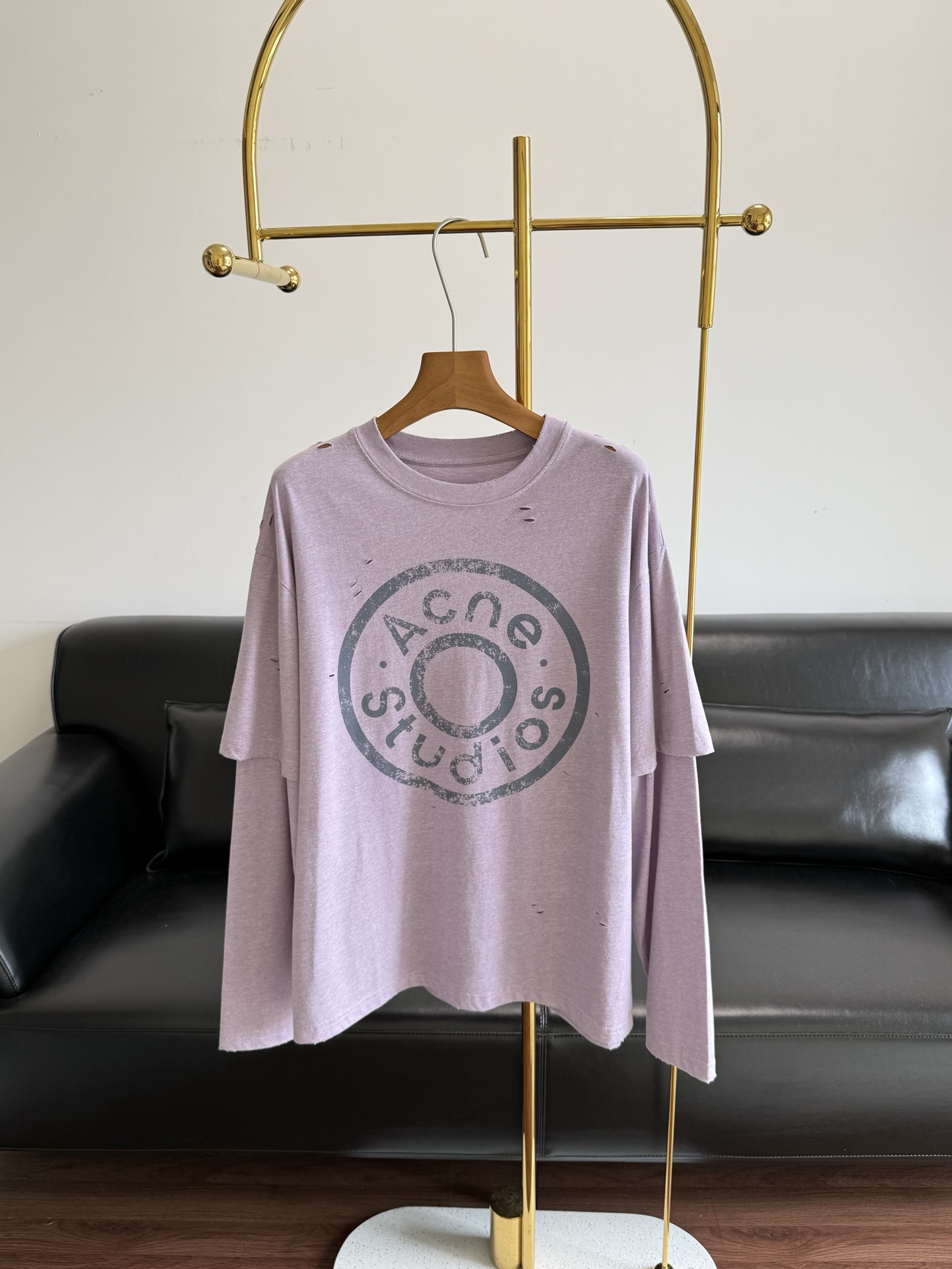 NO:799775,——Acne's two fake long-sleeved T-shirts with the same old logo are so stylish. As a representative of Nordic minimalist style, ACNE has always used 'effortless fashion' to interpret casualness and texture!  This lavender T-shirt continues the brand's iconic oversize tailoring. It is made of pure cotton fabric, which is light and breathable. The old ring logo is low-key and detailed. The two pieces are not flattering at all and paired with wide-leg jeans, it is lazy and slim!  Size sml,acne studios,versace,jeans,tees,t-shirt,19860909——Acne同款做旧 logo假两件长袖t 太有设计感了作为北欧极简风的代表,ACNE一直用'不费力时髦'诠释着随性与质感！这件淡紫色T恤延续了品牌标志性的Oversize剪裁,纯棉面料 面料轻薄透气 做旧的圆环Logo低调又有细节感, 假两件完全不挑身材搭配阔腿牛仔裤,慵懒又显瘦！ 码数sml,,acne studios,versace,jeans,tees，t-shirt,,Women's clothing
