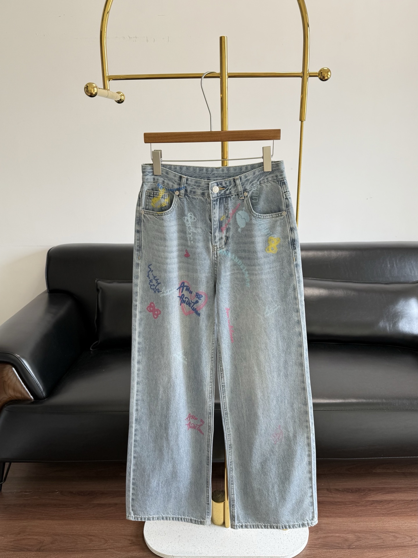 NO:799786,——ANN graffiti love logo trousers. Classic denim fabric with natural washed texture and an old light blue tone as a whole. The texture is thick and the body of the trousers is covered with colorful hand-painted graffiti. High-waisted version. Loose straight version. Sufficient trouser length. Wide trouser legs. It has the visual effect of covering the flesh and making you look slimmer. Size sml,,19860909——ANN涂鸦爱心logo长裤 经典的牛仔布面料,带有自然的水洗纹理,整体呈现做旧的浅蓝色调 质感厚实,裤身布满了色彩丰富的手绘风涂鸦 高腰版型 宽松直筒版型 裤长充足 裤脚宽阔 具有遮肉显瘦的视觉效果 码数sml,,,Women's clothing