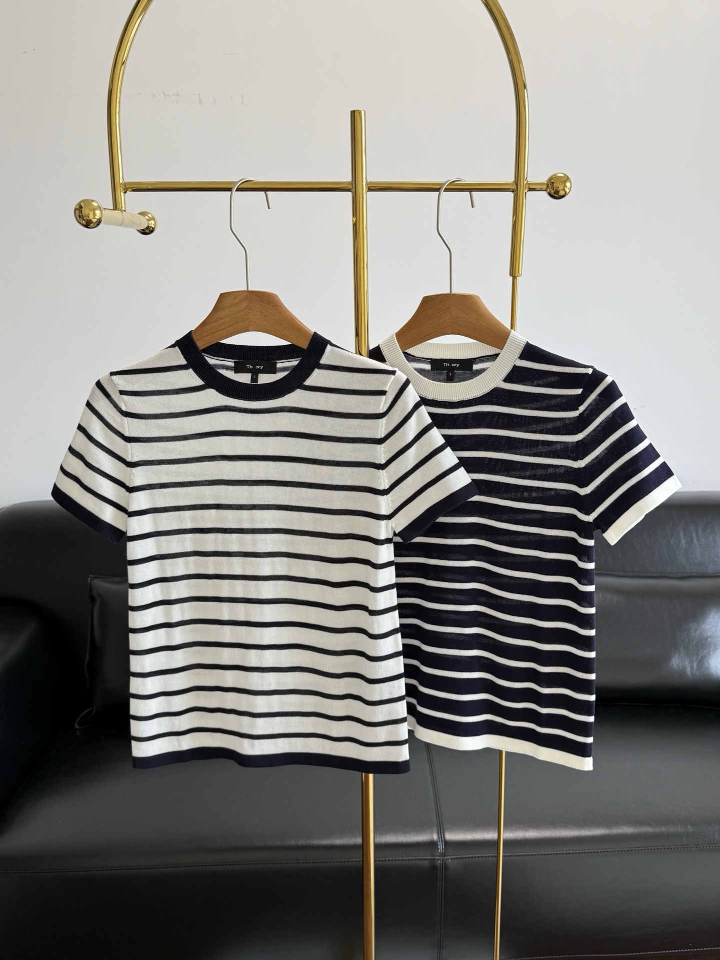 NO:799778,——The same round-neck short-sleeved pullover sweater from Theory, with a slim fit. Contrasting stripe pattern design, with horizontal pinstripes all over. Made of wool viscose blended fabric, comfortable to wear. The style is simple, not too casual, so it should be paired with horizontal stripes of appropriate spacing, making the upper body look slim and lazy. The stripe design adds a sense of color layering and is suitable for various occasions. Size sml white black, T-shirt,19860909——Theory同款圆领短袖套头式针织衫, 修身版型.撞色条纹图案设计,整身为横向细条纹.由羊毛粘纤混纺面料制成,穿着舒适. 款式简约,简直不要太休闲好搭配间距大小合适的横条纹,上身视觉显瘦又慵懒松弛 条纹设计增加色彩层次造型感,适合多种场合穿搭. 码数sml 白色 黑色,,T-shirt,,Women's clothing