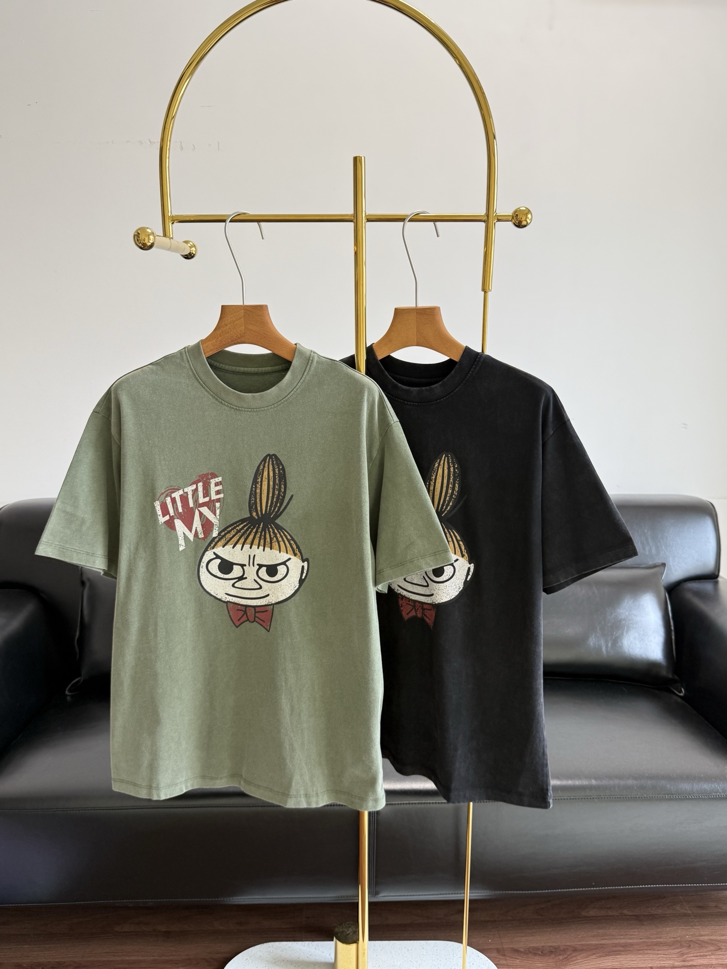 NO:799784,——MO&Co's Moomin co-branded T-shirt is made of pure cotton, soft and skin-friendly, breathable and not sweaty, super comfortable to wear in summer~ Colorful fried snowflakes + mottled old craftsmanship, full of retro feel, threaded round neck + loose fit, very stylish when worn alone or tucked into bottoms, the Asian and American cartoon print on the chest is super eye-catching, it can be easily used for daily outings and casual wear!  Size sml green gray, tees, t-shirt,19860909——MO&Co同款姆明联名T恤 纯棉,软糯亲肤,透气不闷汗,夏天穿超舒服~套色炒雪花+斑驳做旧工艺,复古感满满,螺纹圆领+宽松版型,单穿or扎进下装都很有型胸前亚美卡通印花超吸睛,日常出街,休闲都能轻松驾驭！ 码数sml 绿色 灰色,,tees，t-shirt,,Women's clothing