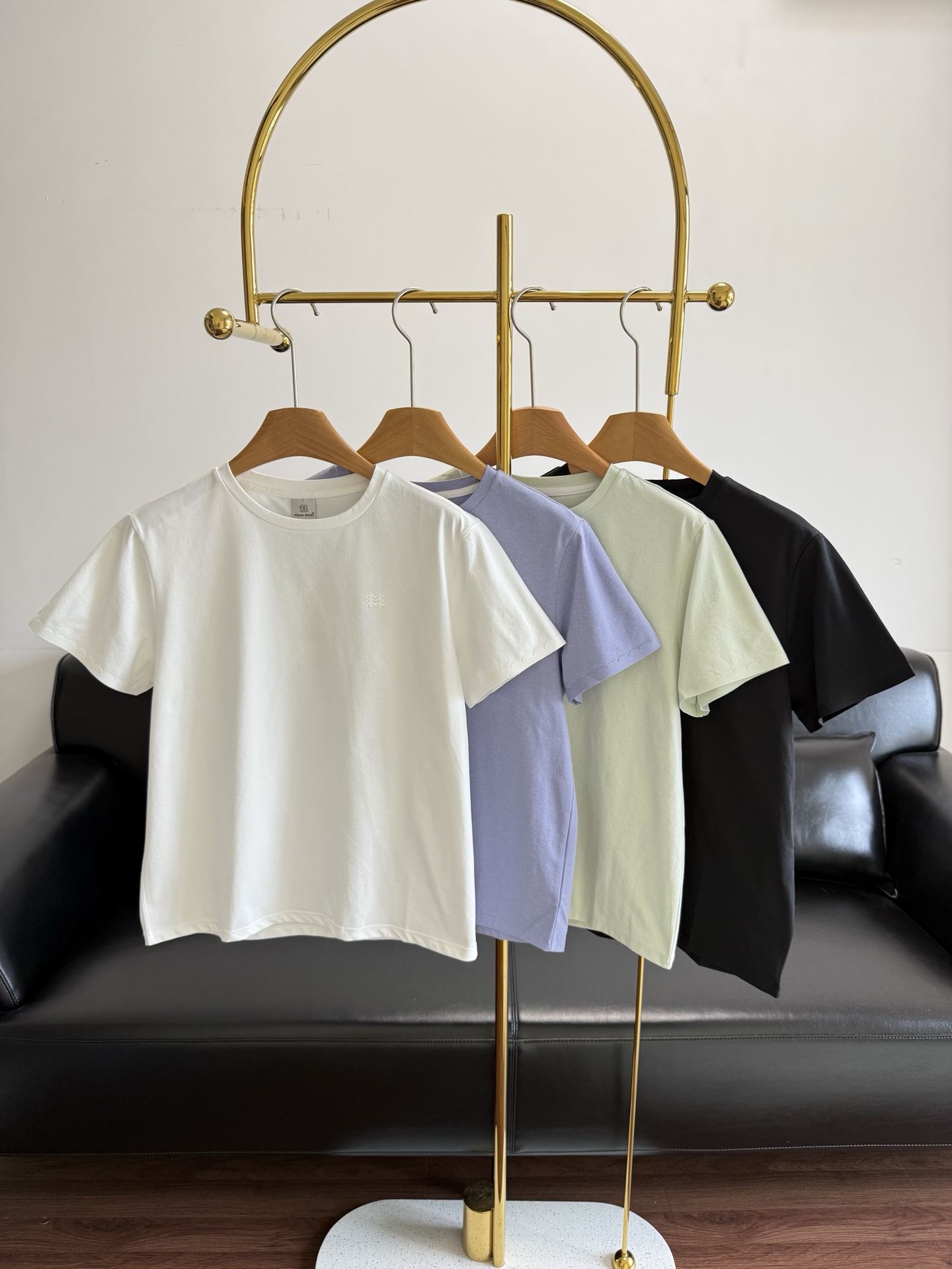 NO:799769,——KOLONSPORT women’s summer quick-drying T-shirt, a treasure of quick-drying T-shirts!  Highly recommended!  Moisture absorbing, quick-drying, antibacterial, and sun-protective, all functions are in place, and it also provides a naked-feeling experience!  Whether it is for daily use, at home or for fitness, the quick-drying tee is indispensable. The style is a timeless classic. It is not picky about people or ages. It is not procrastinating at all. It is very slim. It is very comfortable and good-looking when worn for daily sports!  !  Size s-xl black purple green white, tees, t-shirt,19860909——KOLONSPORT 女款夏季速干T恤 宝藏速干t！强推！ 吸湿、速干、抗菌、防晒 功能性全部到位 还有裸感的体验！不管是日常、居家还是健身必不可少的速干tee 版型属于万年经典 不挑人不挑年纪 一点都不拖沓 很显瘦 日常穿运动穿都巨舒服巨好看！！ 码数s-xl 黑色 紫色 绿色 白色,,tees，t-shirt,,Women's clothing