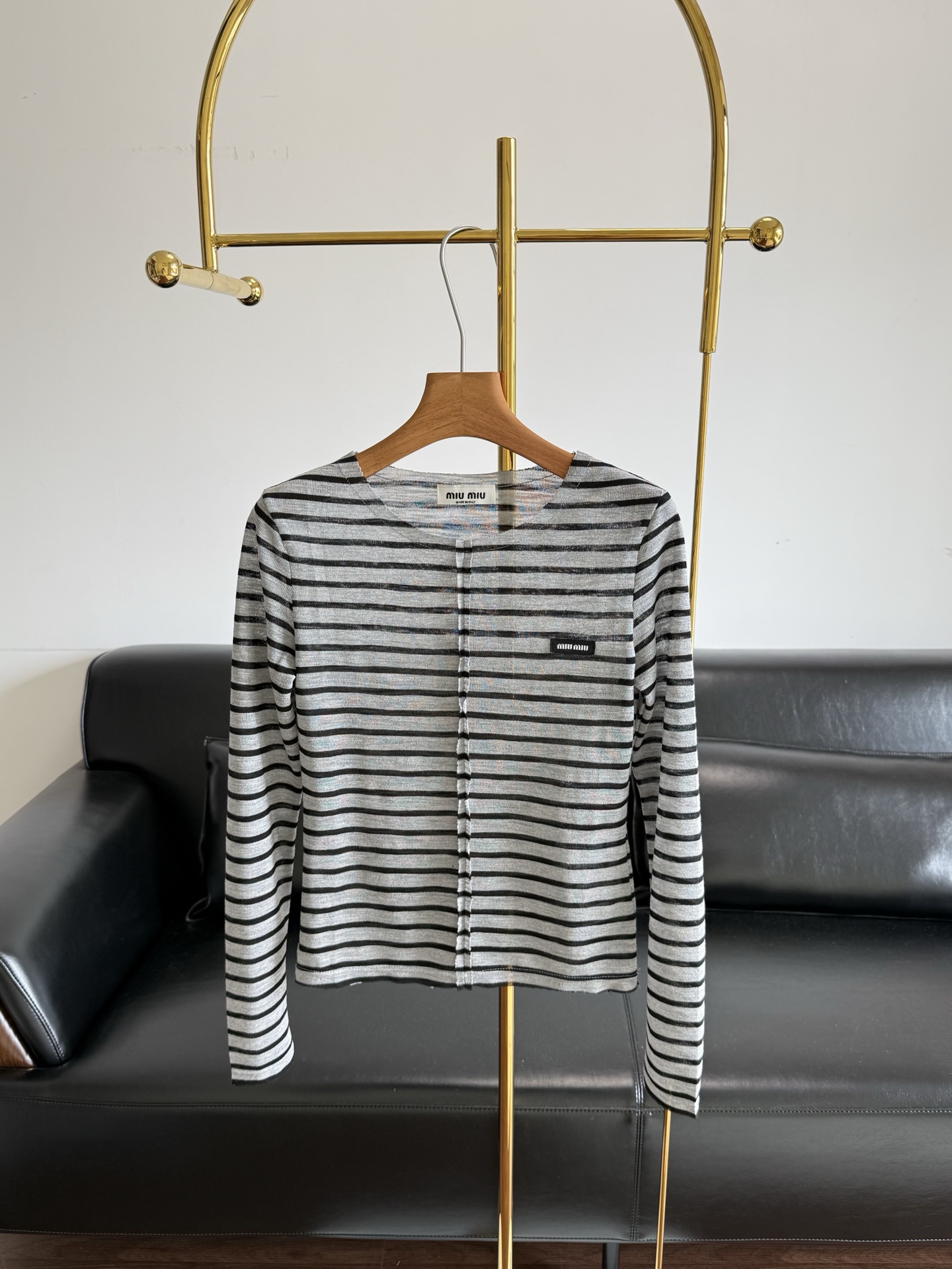 NO:800350,——Miumiu 26Ss new early spring micro-label striped long-sleeved T-shirt, round neck design + slim fit, simple and versatile! The Tencel linen fabric has its own drape, feels smooth, and will not feel stuffy in summer. It is soft and close-fitting, and can be worn alone or layered in spring and autumn.  OK. The small logo on the chest is very detailed, and the cuffs and hem are closed, making it slim and neat. The stripe element is classic and timeless, and it looks great with high-waisted pants and skirts. It can easily switch between casual or commuting style. It is a must-have and practical item in the wardrobe! Size sml, miumiu, skirts, tees, t-shirt,19860909——Miumiu 26Ss早春新款 微标条纹长袖T恤 圆领设计+修身剪裁,简约又百搭! 天丝麻面料自带垂感,摸起来滑滑的,夏天穿也不会闷.柔软贴身,春秋单穿或内搭都很 OK.胸前小徽标超有细节感,袖口和下摆收口设计,显瘦又利落.条纹元素经典不过时,搭配高腰裤,半裙都很出彩,轻松切换休闲or通勤风,是衣橱必备实用单品! 码数sml,,miumiu,skirts,tees，t-shirt,,Women's clothing