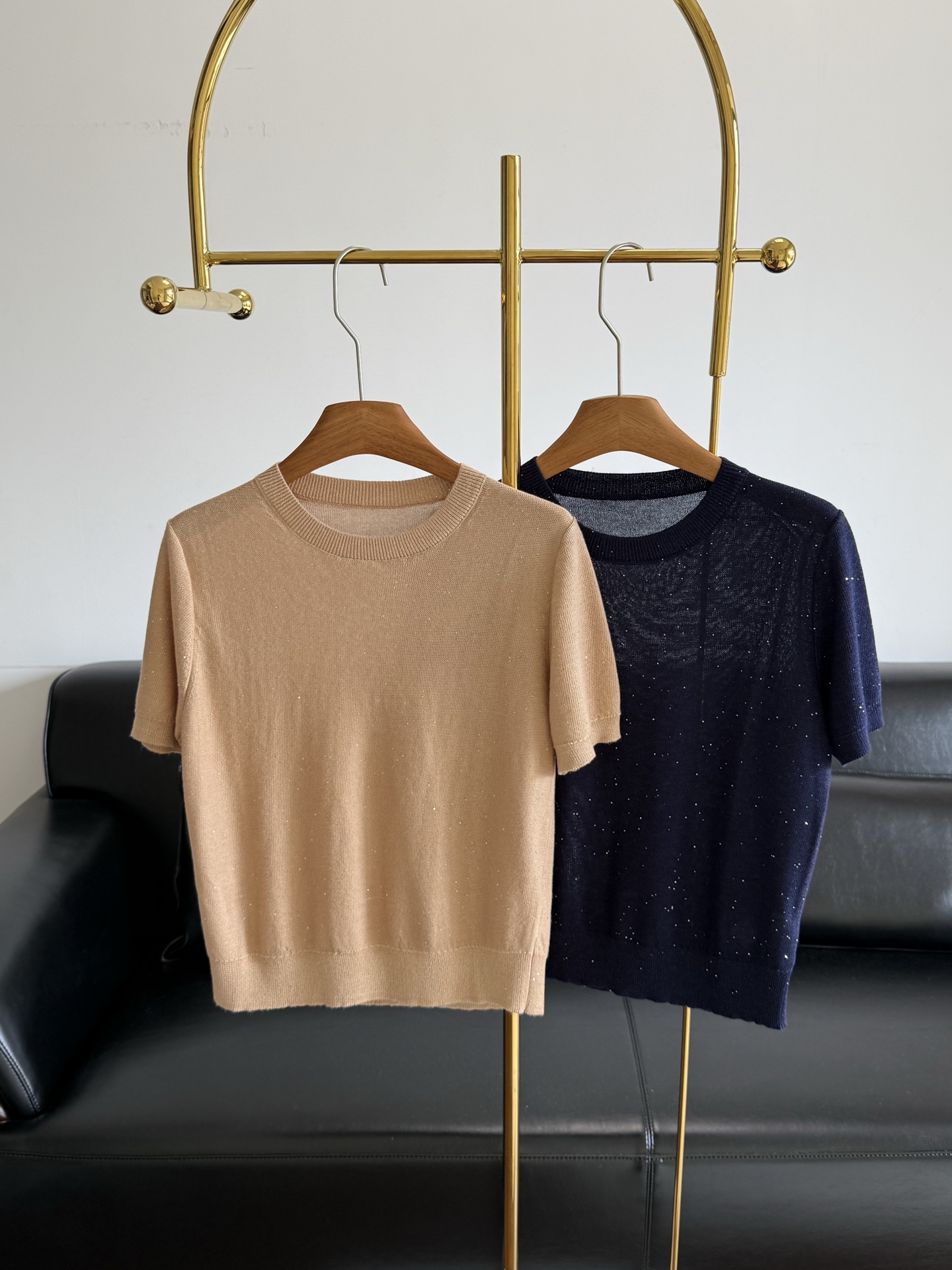 NO:800332,——Brunello Cucinelli's same style of sequined knitted short-sleeves brings a sense of luxury to your daily life. BC's knitted Polo is really an 'evergreen style' in your wardrobe. It has a delicate pitted texture and a soft and skin-friendly touch!  75% softness of Tencel and 25% dryness of linen!  There is no need to dress up deliberately, just wear a pair of pants/skirt and it will bring a sense of high-end. The balance of 'relaxation' and 'nobleness' is the kind of Italian aesthetics that is simpler and more attractive!  Size sml khaki blue,,brunello cucinelli,skirts,T-shirt,19860909——BrunelloCucinelli 同款亮片针织短袖 把高级感穿在日常里 BC的针织Polo真的是衣橱里的「常青款」细腻的坑条肌理+软糯亲肤的触感！75 天丝的柔润与 25 亚麻的干爽！ 不用刻意打扮,随便搭条裤子/半裙都自带高级感,把「松弛感」和「贵气感」平衡得刚刚好是那种越简单越耐看的意式美学！ 码数sml 卡其 蓝色,,brunello cucinelli,skirts,T-shirt,,Women's clothing