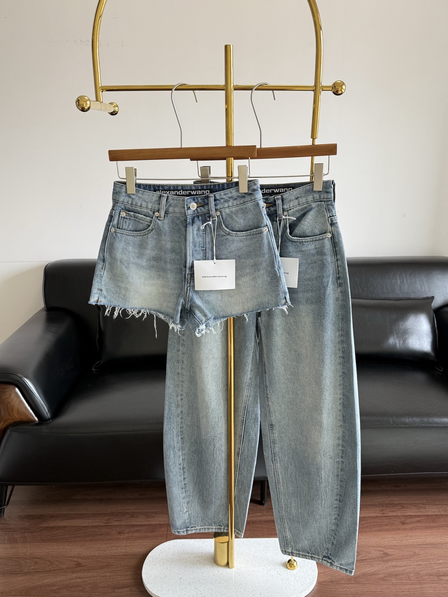 NO:800355,Shorts and trousers. AW's same style jeans with tattered back pockets and laminated letters. The shorts adopt a high-waisted A-line version. The high-waisted design can raise the waistline and optimize body proportions. The A-line pants shape modifies the crotch and thigh lines, making you look slimmer and longer legs!  The trousers adopt a high-waist scimitar version. The high-waist design can raise the waistline and optimize the body proportions. It is a typical American retro hot girl style. The fabric is distressed washed denim, showing a light blue tone. It has a retro white texture and moderate hardness. The upper body is stiff and stylish while retaining the comfort of denim. The edges of the back pockets are processed with raw edges and tearing. Three-dimensional letters are embossed on the pockets, which enriches the visual layer. Size sml shorts, trousers, shorts, jeans,19860909短裤长裤 AW同款后袋破烂压胶字母牛仔裤 短裤采用高腰 A 字版型 高腰设计能拉高腰线 优化身材比例 A 字裤型修饰胯部和大腿线条 显瘦又显腿长！ 长裤采用高腰弯刀版型 高腰设计能拉高腰线 优化身材比例 是典型的美式复古辣妹款 面料为做旧水洗牛仔布 呈现浅蓝调 带有复古磨白质感 硬度适中 上身挺括有型 同时保留牛仔的舒适感 后袋边缘做了毛边撕裂处理 袋口压印立体字母, 视觉层次丰富 码数sml 短裤 长裤,,shorts,jeans,,Women's clothing