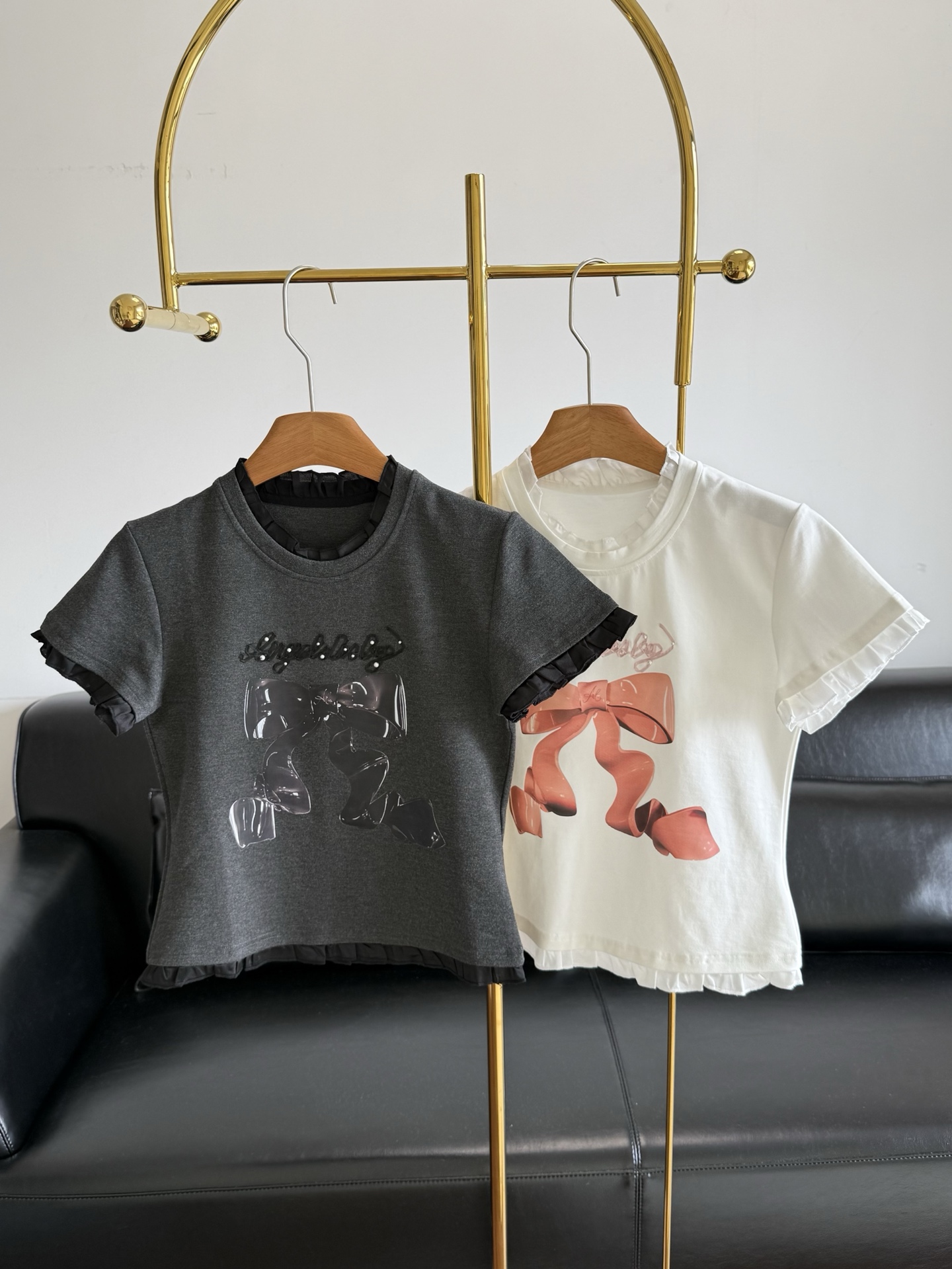 NO:800333,——The same bow T-shirt from LeFame. The new 26SS co-branded bow T-shirt is full of French sweet and cool style!  The right shoulder cut + ruffled cuffs are full of details. The fabric is soft and skin-friendly yet crisp, making it comfortable to wear and not easily deformed. It can be easily used for daily commuting and leisure. It goes well with skirts or jeans. It can easily switch between sweet girl or cool style. It is a must-have and versatile item in the wardrobe!  Size sml gray/white,,skirts,jeans,tees,t-shirt,19860909——LeFame同款蝴蝶结T恤 上新26SS联名蝴蝶结T恤,法式甜酷风满满！正肩剪裁+荷叶边袖口,细节感拉满,面料柔软亲肤又挺括,穿着舒适不易变形.日常通勤、休闲都能轻松驾驭,搭配半裙或牛仔裤都很出彩,轻松切换甜妹or酷飒风格,是衣橱必备百搭单品！ 尺码sml 灰色/白色,,skirts,jeans,tees，t-shirt,,Women's clothing