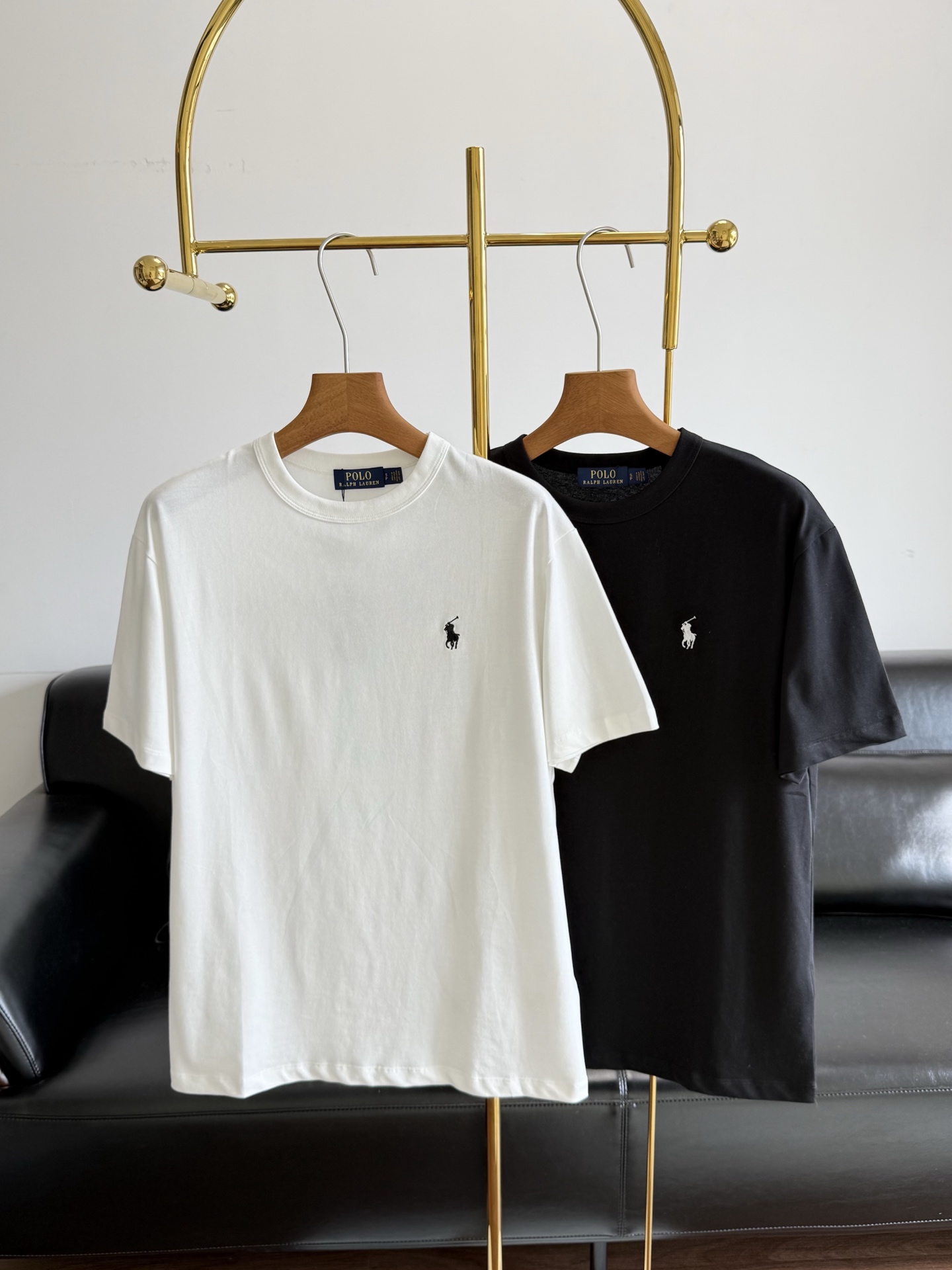 NO:800338,——Ralph Lauren's new 26 spring and summer new casual, loose and versatile short-sleeved T-shirt with letter embroidery. Customized original high-count combed cotton fabric, smooth and textured, with exquisite letter embroidery restored in detail. Both the fabric pattern and workmanship are of the highest quality!  At first glance, it looks like a T-shirt worn by fashionable people. The upper body instantly transforms into a fashion blogger. The loose and casual style is not picky, and it looks very fashionable when matched casually!  Both the front and back reveal an inadvertently relaxed and fashionable atmosphere!  Size sml white black, T-shirt, tees, t-shirt,19860909——拉夫劳伦同款 26春夏新款字母刺绣休闲宽松百搭短袖T恤 定制原版高支精梳全棉面料,顺滑有质感,细节还原精美字母刺绣,不管是面料版型还是做工都是上乘的品质！一看就是很时髦的人会穿的T恤,上身秒变穿搭博主,宽松休闲版型不挑人,随意搭配都很老钱！前后都透露着一种不经意间的松弛时髦气息！ 码数sml 白色 黑色,,T-shirt,tees，t-shirt,,Women's clothing