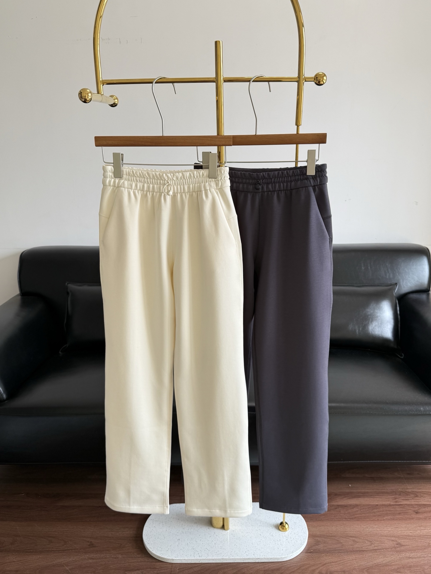 NO:800857,——lululemon softstreme high-waisted trousers - The high-waisted style can well tighten the tummy and lift the hips, modify the waist and abdominal lines, and visually lengthen the proportions of the legs. Softstreme series fabrics - the fabrics are soft and comfortable, with a delicate touch, bringing gentle care to the skin. It has a good drape, making the pants smooth and natural when worn. The overall trousers are straight, comfortable and natural, not loose or baggy, and are neater and slimmer than conventional wide-leg pants!  Diagonal pockets on the left and right sides, convenient and practical!  Moreover, the back body is cut with a large structure, and the back hip has a curved splicing design that extends to the inside of the front pocket to better modify the proportions of the hip and hip lines, and has a built-in butt lift effect!  Split, three-dimensional, top-stitching technology, the upper body is super slimming, size s-xl, off-white, gray,19860909——lululemon softstreme 高腰长裤 - 高腰款式可以很好地收腹提臀,修饰腰部和腹部线条,视觉上拉长腿部比例. Softstreme 系列面料 - 面料柔软舒适,触感细腻,给肌肤带来温柔的呵护.具有良好的垂坠感,使得裤子在穿着时线条流畅自然. 整体裤型偏直筒的,舒适自然不松不垮,比常规阔腿裤更利落、更显瘦,！左右两侧斜插式口袋,方便实用！而且后身是大结构裁剪,后身臀部是有一个弧度的拼接设计,延伸到前面口袋内侧,更好的修饰臀胯线条比例,自带提臀效果！分片、立体、明线缝合工艺,上身超级显瘦 码数s-xl 米白 灰色,,,Women's clothing