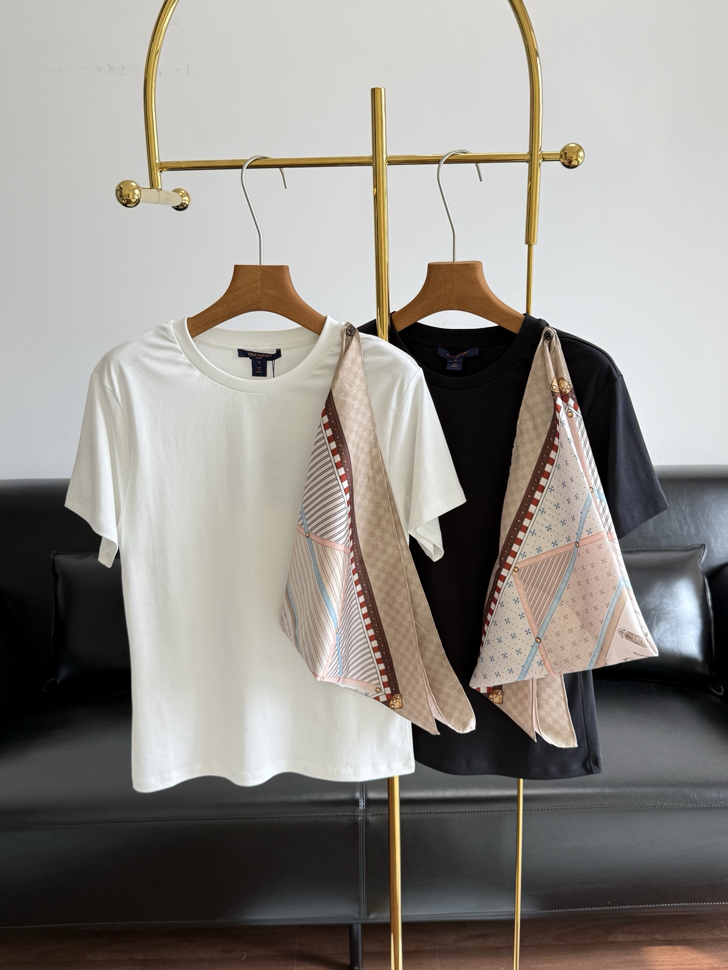 NO:800853,——LV's same style printed square scarf decorated T-shirt. It is made of 60-count soft cotton double-sided fabric, which is smooth, skin-friendly, breathable, and full of anti-wrinkle power. Paired with Monogram printed square scarf, it is elegant and recognizable. It can be easily controlled for daily commuting and leisure. It looks great with skirts or trousers. It is fashionable and practical. A must-have for those who control LV! Size sml white black, Louis Vuitton, skirts, tees, t-shirt,19860909——LV同款印花方巾装饰T恤 采用60支柔棉双面面料,亲肤顺滑又透气,抗皱力满分.搭配Monogram印花方巾,优雅又有辨识度.日常通勤,休闲都能轻松驾驭,搭配裙装或裤装都很出彩,时尚实用,LV控必入! 码数sml 白色 黑色,,louis vuitton,skirts,tees，t-shirt,,Women's clothing