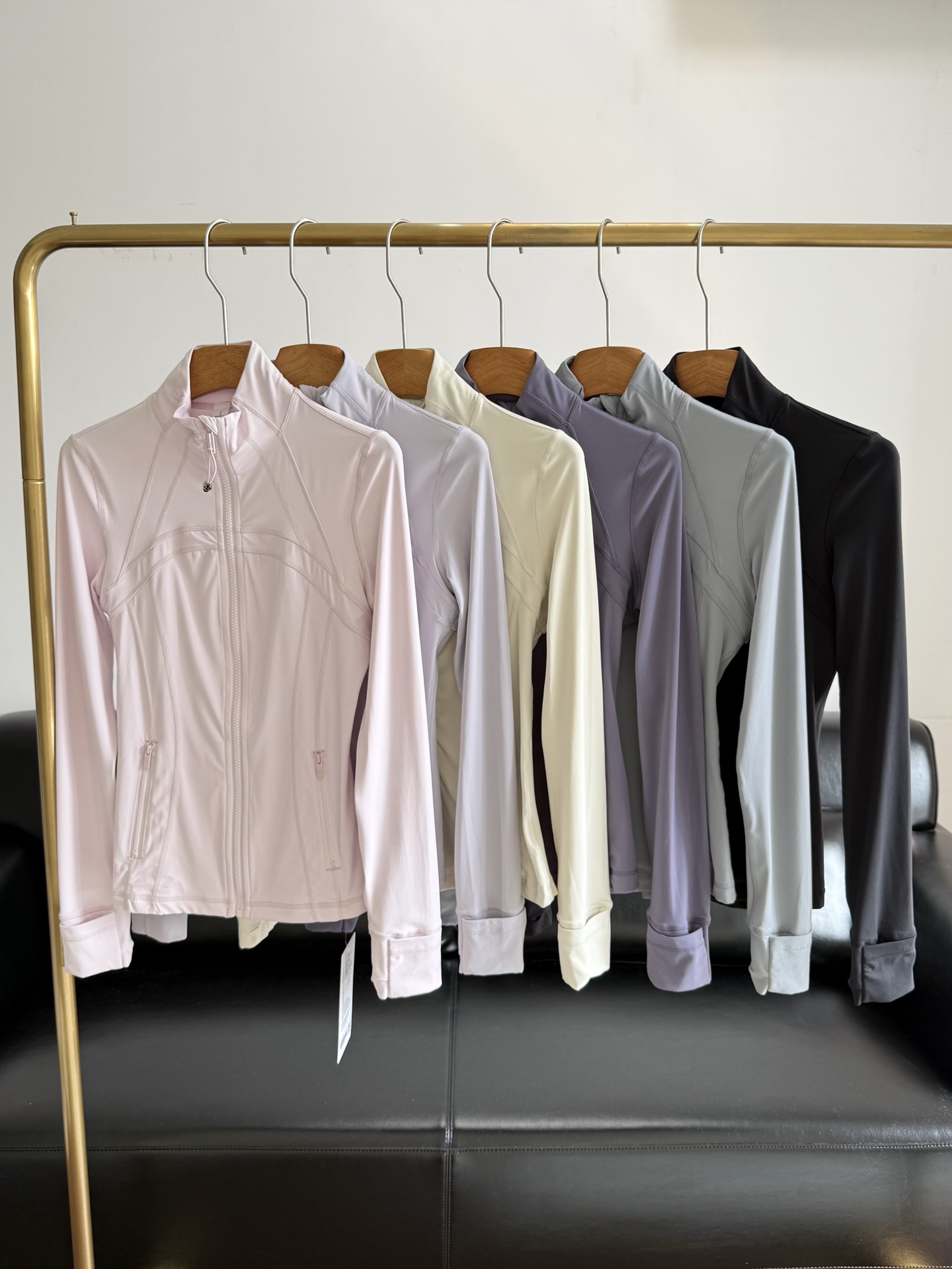 NO:801326,——The ribbed jacket of the same style as lulu Define. Lulu fabric is called the Hermès of Lu!  !  Ceiling-level divine clothing!  !  What we sell is fabric!  Mainly reflected in the fabric, it feels soft and waxy, with a layer of fine hair when viewed up close. It is close-fitting and comfortable, breathable and sweat-absorbent. It has a very good wrapping feel but is not tight. It is suitable for all normal or fat body types, and has a slimming beauty!  !  !  Code number 4 6 8 pink black apricot blue light lavender purple grape hazy purple, hermes, jackets & coats,19860909——lulu Define同款罗纹夹克 lulu面料被称为Lu中的爱马仕！！ 天花板级别的神衣！！卖的就是面料！ 主要体现在面料,手感柔软带糯,近看有层细微毛,贴身舒适,透气吸汗,包裹感非常好但不紧绷.适合所有正常或微胖界的身型穿,自带显瘦美感！！！ 码数4 6 8 粉色 黑色 杏色 蓝色 浅熏衣草紫 葡萄朦胧紫,,hermes,jackets & coats,,Women's clothing