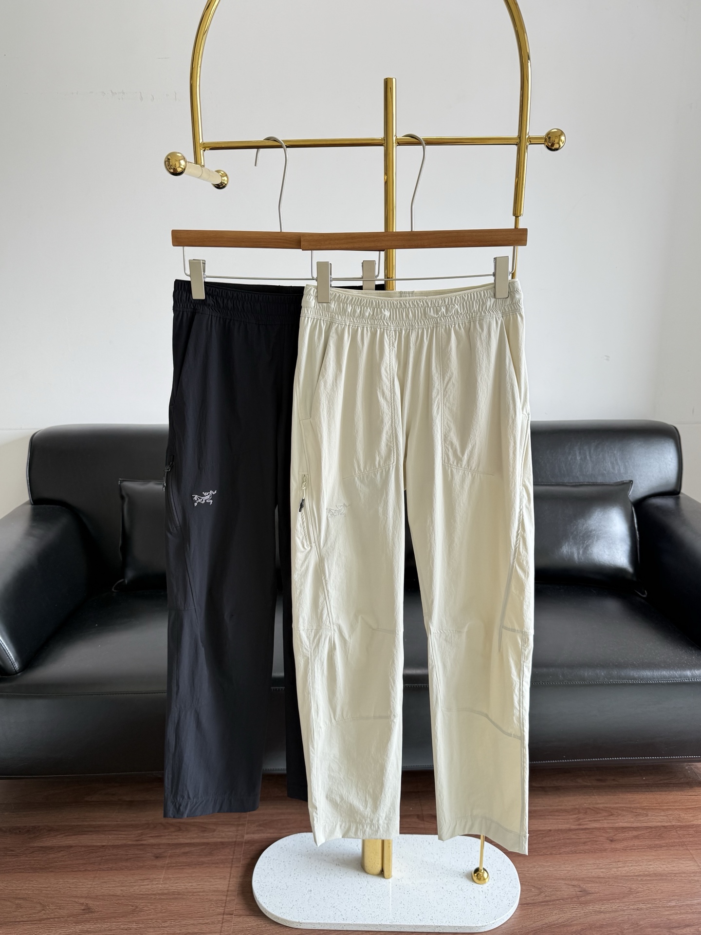NO:801305,——ARC'TERYX casual trousers of the same style as Arc'teryx, made of 88 nylon and 12 spandex, the fabric is durable!  The fabric structure is very resistant to fabrication!  And move freely!  !  Perfect for daily commuting!  Versatile pants!  Must enter!  It's the kind of product that makes you want to repurchase it endlessly once you wear it. If you wear it interchangeably between the two colors, you won't want to change it for the other one!  Just the right amount of looseness!  There is also an adjustable drawstring hidden inside, which is really thoughtful!  No matter you have a thin or thick waist, you can adjust the tightness at will according to your waist circumference. After adjustment, it will fit firmly without slipping. Even if you go rock climbing or hiking for a long time, your waist and abdomen will always be comfortable!  Size m-xxl apricot black, arc'teryx,19860909——ARC'TERYX始祖鸟同款 休闲长裤 88锦纶 12氨纶,面料经久耐穿！面料结构,很抗造的一条！且运动自如！！ 日常通勤全适配！百搭神裤！一定要入！ 属于那种穿过就会无限回购 两色换着穿,都不想换别的！刚刚好的宽松度！里面还藏了可调节抽绳 真的太贴心了！ 不管你腰细还是腰粗 都能根据自己的腰围随意调松紧 调完之后稳稳贴合不滑落 就算去攀岩、徒步大半天 腰腹也始终舒舒服服的！ 码数m-xxl 杏色 黑色,arc'teryx,,Women's clothing