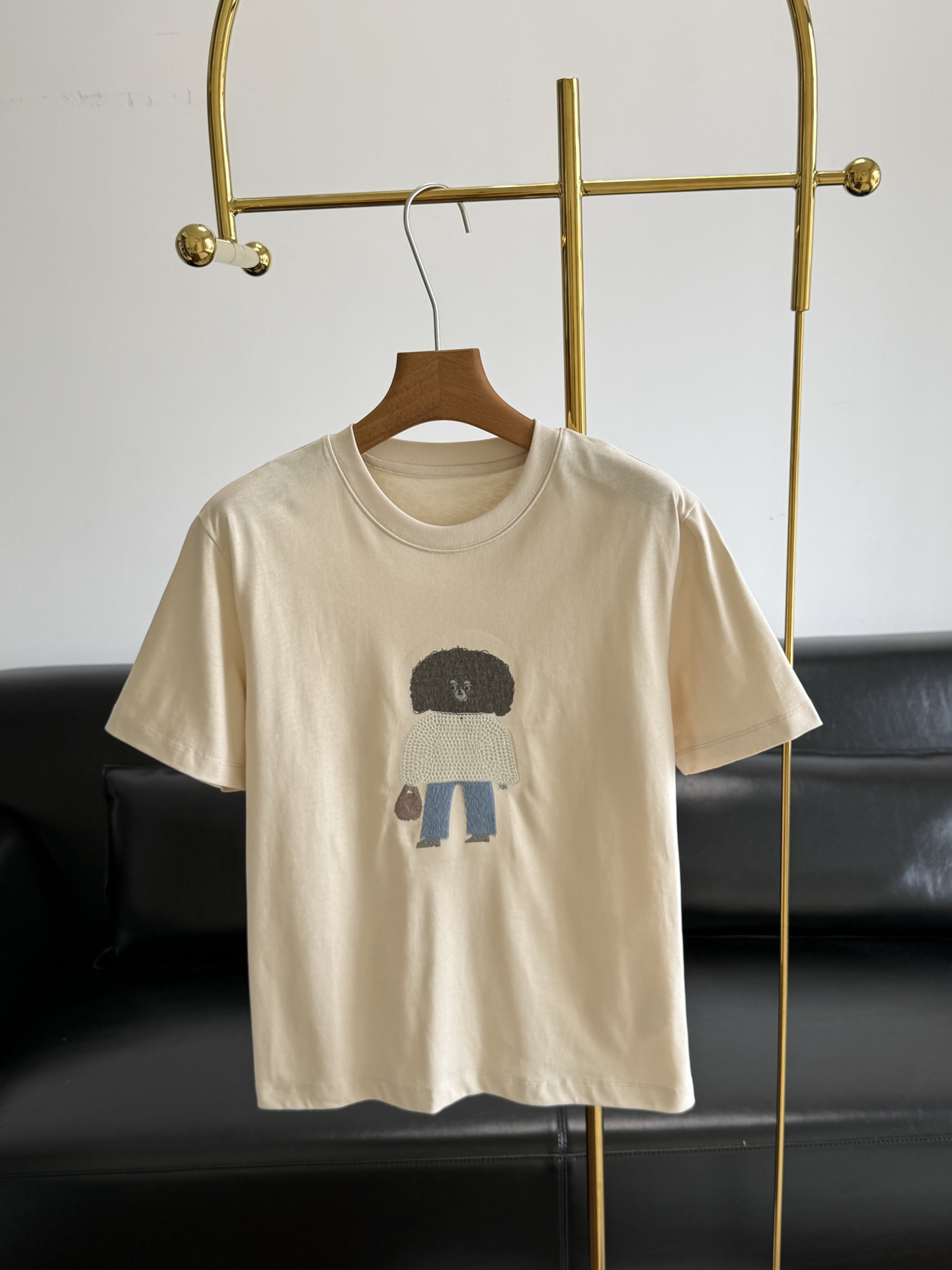 NO:801310,——DAZZLExKIM joint puppy T-shirt DAZZLE teamed up with artist SeungyounKim to launch the joint puppy T-shirt. The apricot color is super soft, waxy and durable. The Pingu cartoon embroidery on the chest is super playful, and the loose shoulders cover the arms. It is super friendly, and can be easily managed for daily commuting and leisure. Pair it with jeans or pleated skirts, and you can easily get a Korean-style relaxed look~ Size sml, skirts, jeans, tees, t-shirt,19860909——DAZZLExKIM联名小狗T恤 DAZZLE携手艺术家SeungyounKim推出的联名小狗T恤,奶杏色超 软糯又耐穿.胸前Pingu卡通刺绣超俏皮,宽松落肩遮手臂超友好,日常通勤,休闲都能轻松驾驭,搭配牛仔裤或百褶裙,轻松get韩系松弛感穿搭~ 码数sml,,skirts,jeans,tees，t-shirt,,Women's clothing