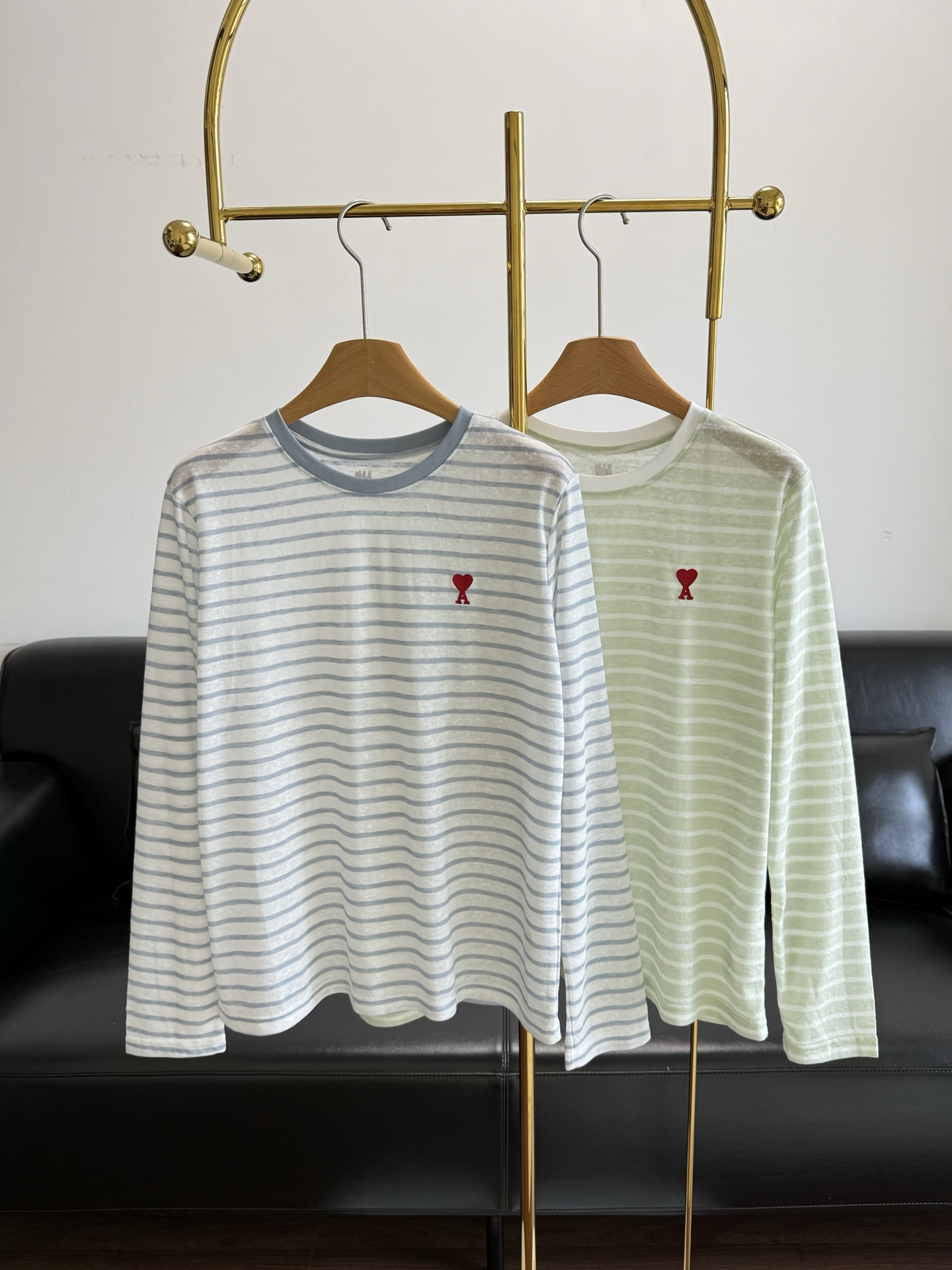 NO:801320,——Rei Kawakubo's same style striped long-sleeved T-shirt, simple and super recognizable! Made of 30-tencel linen cotton fabric, soft and comfortable, no pressure for daily wear, perfect for spring and autumn ~ loose fit, can be worn alone or layered, and looks great with jeans and casual pants. The PLAY series is full of design, fashionable and practical, and is a must-have item for young people's wardrobe! Size sml blue green, jeans, tees, t-shirt,19860909——川久保玲同款 条纹长袖T恤 简约又超有辨识度! 采用30天丝麻棉面料柔软舒适,日常穿着无压力,春秋季节超适合~宽松版型,单穿or内搭都OK,搭配牛仔裤,休闲裤都很出彩.PLAY系列设计感满满,潮流与实用兼具,是年轻人衣橱必备单品! 码数sml 蓝色 绿色,,jeans,tees，t-shirt,,Women's clothing