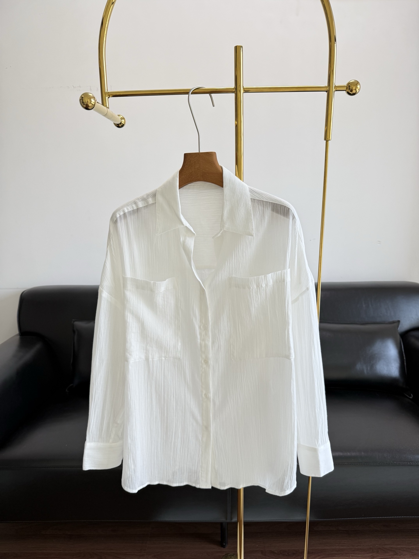 NO:801302,——IRO pleated sunscreen pocket shirt is made of cotton, is light and breathable, and is super comfortable to wear in summer! The loose fit + V-neck design modifies the neck line, and the cuffs can be rolled up for a lazy and casual style. Linen has a natural texture, absorbs moisture and dissipates heat, and can be worn for commuting, vacation, and daily use. It can be worn alone or layered, and it has a perfect sense of relaxation!  Code number sml,,shirts,19860909——IRO 褶皱防晒口袋衬衫 采用棉材质,轻薄透气,夏天穿超舒服!宽松版型+V领设计,修饰颈部线条,袖口可卷起,慵懒随性风get.亚麻自带自然肌理,吸湿散热,通勤,度假,日常都能穿,单穿or叠搭都OK,松弛感满分！ 码数sml,,shirts,,Women's clothing