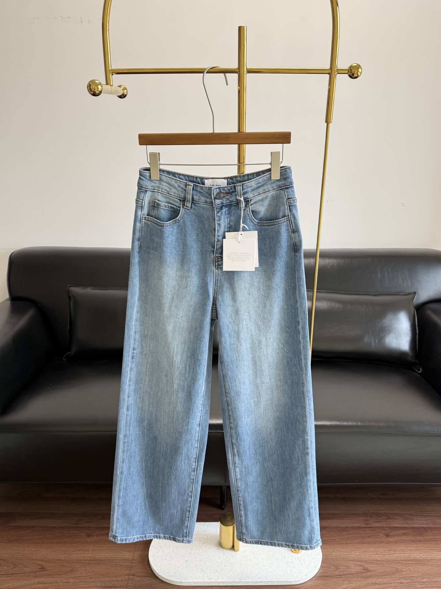NO:801314,——The same loose straight-leg regular jeans from The Row, straight-leg fit!  The high-waisted, straight-leg design hides your muscles and makes you look slimmer. You can clearly hide your pear-shaped figure and O-shaped legs, making you look like a supermodel with long legs in an instant!  Pure cotton fabric!  The drape is first-class, the washed and distressed retro blue color makes it taste more and more sophisticated, and the high-end texture is straight forward!  Code number 25-30,,jeans,19860909——The row同款宽松直筒常规款牛仔裤 直筒版型！高腰直筒设计,藏肉显瘦,梨形身材、O型腿全给你藏得明明白白,秒变超模大长腿！纯棉面料！垂感一流,洗水做旧的复古蓝,越穿越有味道,高级质感直接拉满！ 码数25-30,,jeans,,Women's clothing