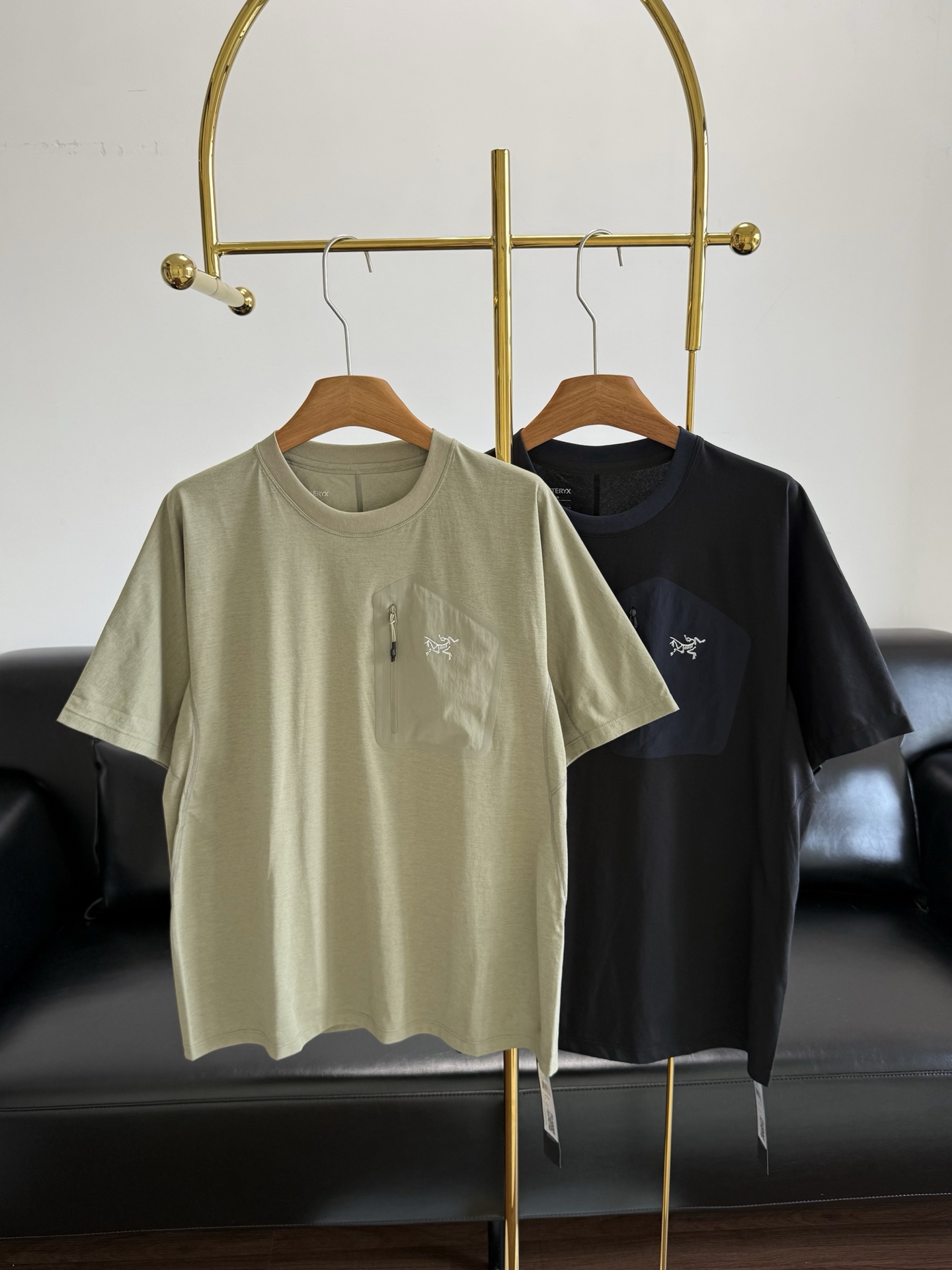 NO:802572,——ARC'TERYX Ultra-light, quick-drying and breathable short-sleeves, soft and comfortable to the touch, moisture-absorbent and breathable. It also has super comfortable elasticity and a positive contrast in colors and textures at home!  !  It’s a piece worth buying. It’s super easy to put on and not take off!  !  Pure original export of a single bird!  The factory that we have cooperated with for many years has been receiving overseas supply orders from its reputation series all year round. I won’t go into too much detail. This kind of classic tee can really be kept with your eyes closed. The imported fabrics and post-processing technology, whether it is texture or hand comfort, are impossible to do in the domestic market!  Fabric and body feel Breathable outdoor genes. It is equipped with 60% cotton, 35% polyester fiber, 5% spandex blended knitted fabric. It has a solid and soft cotton-like texture. It is warm and moist when worn close to the skin and is not stuffy. It is as friendly and comfortable as your favorite old T-shirt every day. Moreover, it far exceeds the toughness and anti-wrinkle power of ordinary pure cotton. It can be restored to smoothness without ironing after washing!  Its core advantage is hidden in the precise pore structure of the fabric. It has an efficient water vapor discharge ability, which can instantly drain away heat and sweat from the body surface, regulate body temperature in real time, and keep the body in a dry and constant temperature state. Whether it is sweating on a summer hike or sultry during commuting, it can easily hold it in, saying goodbye to stickiness and discomfort!  At the same time, it incorporates Silvadur antibacterial treatment to inhibit bacterial growth at the source and reduce sweat odor residue. It can stay fresh and refreshing for long periods of outdoor use or daily wear!  Adopting a loose, dropped-shoulder silhouette specially designed for outdoor scenes!  The unisex design is the same for men and women and is extremely tolerant to all body shapes. Whether you are thin or muscular, you can wear it casually and without deliberate relaxation!  The back looks more straight and neat, while reducing the friction between the fabric and the skin during exercise, improving the comfort of long-term wearing ~ Size m-xxl, mist green, black, Louis Vuittonarc'teryx, T-shirt, tees, t-shirt,19860909——ARC'TERYX始祖鸟 超轻速干透气短袖 手感柔软舒适 吸湿透气 还具备了超级舒服的弹性家里有正的随意对比 颜色纹理质感！！ 很值得入手的一件 穿上就不脱不下来的超级好穿！！ 纯原出口的一单鸟 ！合作很多年的工厂 常年就是接他家海外供货订单 的 口碑系列 不多啰嗦了 这种经典tee真的是可以闭眼留 进口面料 后处理工艺不管是肌理还是手感舒适度都是国内市面上做不到的 ！ 面料与体感 自带呼吸感的户外基因 搭载60棉 35聚酯纤维 5氨纶混纺针织面料 上手是扎实又柔软的棉感肌理 贴肤穿着温润不闷 像日常最爱的旧T恤那般亲切自在 而且它远超普通纯棉的韧性与抗皱力 洗后无需熨烫就能恢复平整！ 它的核心优势藏在精密的面料孔隙结构里～自带高效的水汽排出能力 能瞬间把体表热气和汗液疏导出去 实时调节体温 让身体始终处于干爽恒温的状态 不管是夏日徒步暴汗 还是通勤时的闷热体感 它都能轻松hold住 告别黏腻不适！ 同时融入了Silvadur抗菌处理 从源头抑制细菌滋生 减少汗味残留 长时间户外或日常穿着 都能保持清新清爽.！ 采用专为户外场景量身打造的宽松落肩版型！男女同款的中性设计 对各种身形都格外包容 不管是偏瘦还是健壮的身材 都能穿出随性不刻意的松弛感！后背看起来更挺拔利落 同时减少运动时面料与皮肤的摩擦 提升长时间穿着的舒适度～ 码数m-xxl 幽雾绿 黑色,,louis vuittonarc'teryx,T-shirt,tees，t-shirt,,Women's clothing