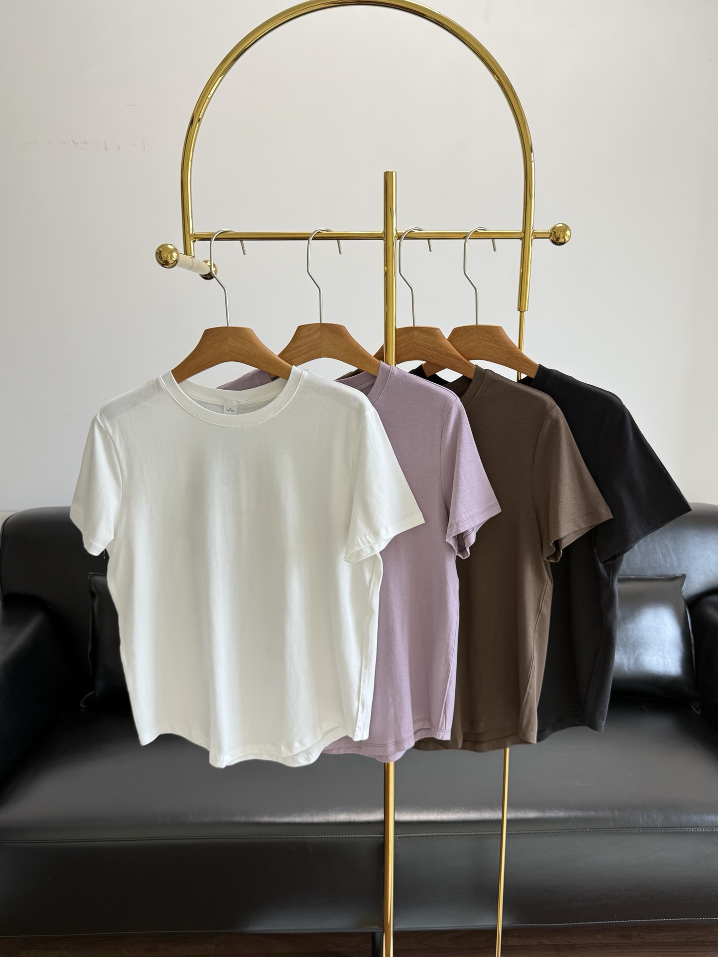 NO:802555,——lulu Love women’s round neck T-shirt Lujia’s word-of-mouth Lujia love series casual short-sleeves!! A necessity for daily fitness~ The curved design at the bottom is most suitable for pairing with yoga pants~ 94 cotton 6 spandex feels soft and is a favorite pairing item. Cotton ten elastic is comfortable and stretchable. The version has room for the upper body, modifies the body shape, accommodates the figure and creates a thin and thin feeling like a paper man!  The hem adopts a unique curved design, with smooth and natural lines. The curved hem breaks the rules and adds a sense of spontaneity and flexibility to the overall shape. Size 4 6 8 Pink Black White Coffee, T-shirt,19860909——lulu Love女士圆领T恤 Lu家 口碑来咯Lu家love系列休闲短袖!!健身日常的刚需存在~ 底部弧形设计搭配瑜伽裤最适合~ 94棉6氨纶手感是柔软的让人心仪的搭配单品棉十弹力舒适又有弹性伸展 版型上身有余量,修饰身型,包容身材的同时打造纸片人的显瘦薄感！下摆采用独特的弧形设计,线条流畅自然,弧形下摆打破常规,为整体造型增添了一份随性与灵动. 码数4 6 8 粉色 黑色 白色 咖色,,T-shirt,,Women's clothing