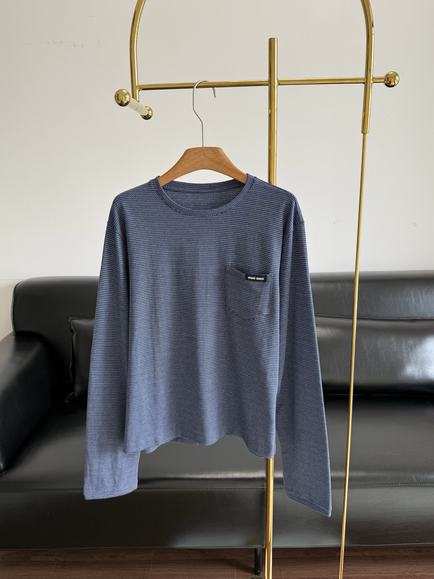 NO:802568,——MiuMiu dark blue waffle long-sleeved T-shirt MiuMiu 2026 spring and summer series dark blue waffle long-sleeved T-shirt, made of cotton, soft and comfortable, super friendly for daily wear. Round neck + small chest pocket, simple and detailed, and the brand logo on the pocket is very recognizable! The loose version can be easily controlled, and it looks great with pleated skirts or casual pants. It is elegant and practical, and is a must-have and versatile item in the spring and summer wardrobe~  Size sml,,miumiu,skirts,tees,t-shirt,19860909——MiuMiu深蓝色华夫格长袖T恤 MiuMiu 2026春夏系列深蓝色华夫格长袖T恤,棉材质,柔软舒适,日常穿着超友好.圆领+胸前小口袋,简约又有细节感,口袋上的品牌标识超有辨识度!宽松版型都能轻松驾驭,搭配百褶裙或休闲裤都很出彩,优雅又实用,是春夏衣橱必备百搭单品~ 码数sml,,miumiu,skirts,tees，t-shirt,,Women's clothing