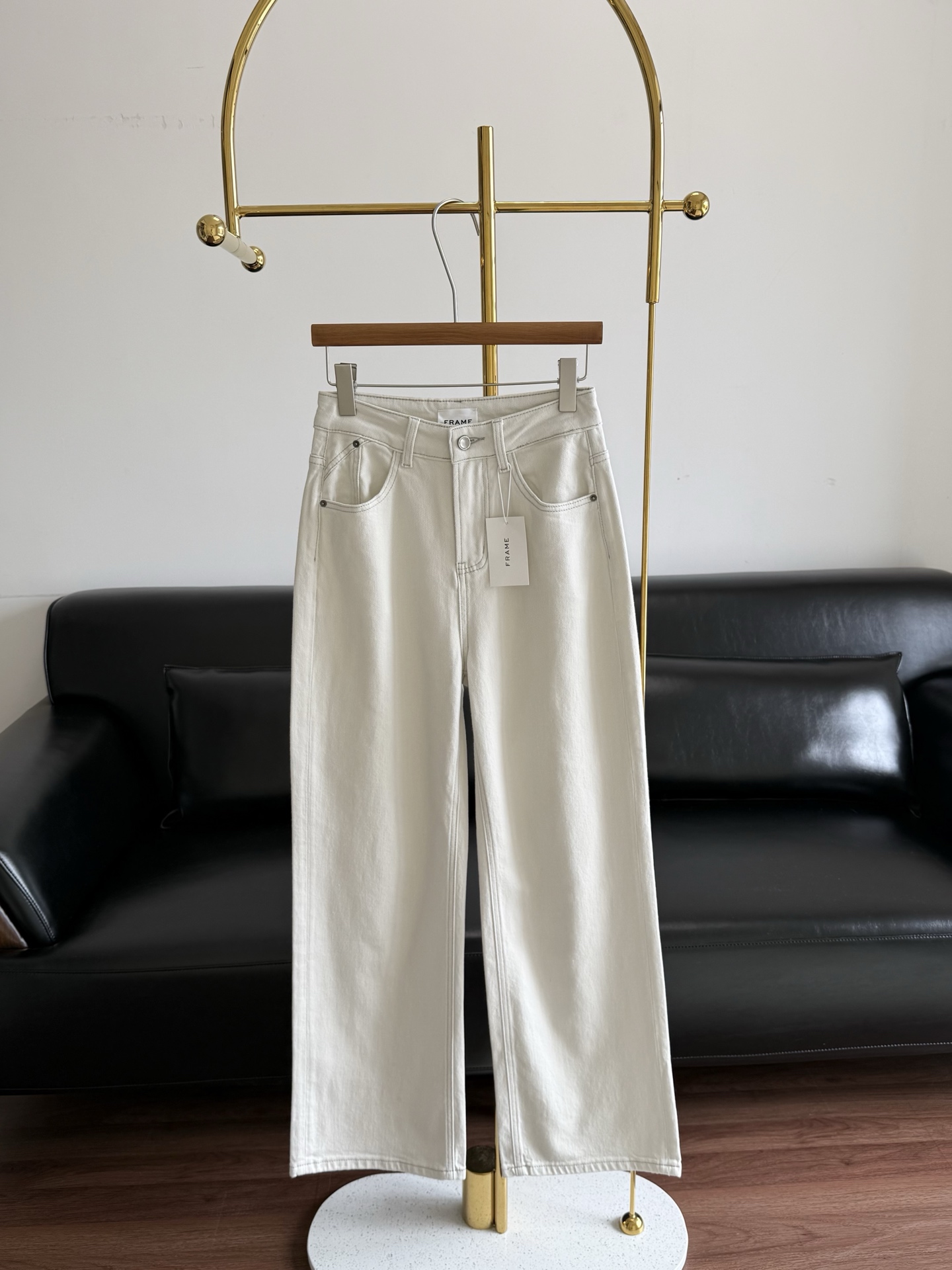 NO:802564,——FRAME washed retro white straight-leg regular jeans. The color is so high-end!  It’s not pure white, it’s super elegant with a bit of beige tones!  Off-white high-waisted slightly stretch jeans!  The fairy white cow that welds relaxation to the body!  The high waistline design instantly increases your proportions and lengthening your legs is no longer a dream!  The micro-elastic fabric is not tight, making it stress-free after sitting for long periods of time, so it can be worn during daily commuting!  The wide-legged trousers are slim and slim, and the pear-shaped figure can directly become a god!  !  Code number s-2xl,,jeans,19860909——FRAME水洗复古白直筒常规款牛仔裤 颜色太高级啦！不是纯白色,是带点米灰调的超级显气质！米白高腰微弹牛仔裤！把松弛感焊在身上的神仙白牛！高腰线设计秒提比例,拉长腿线不是梦！微弹面料不紧绷,久坐无压力,通勤日常都能打！垂顺阔腿裤型藏肉显瘦,梨形身材直接封神！！ 码数s-2xl,,jeans,,Women's clothing