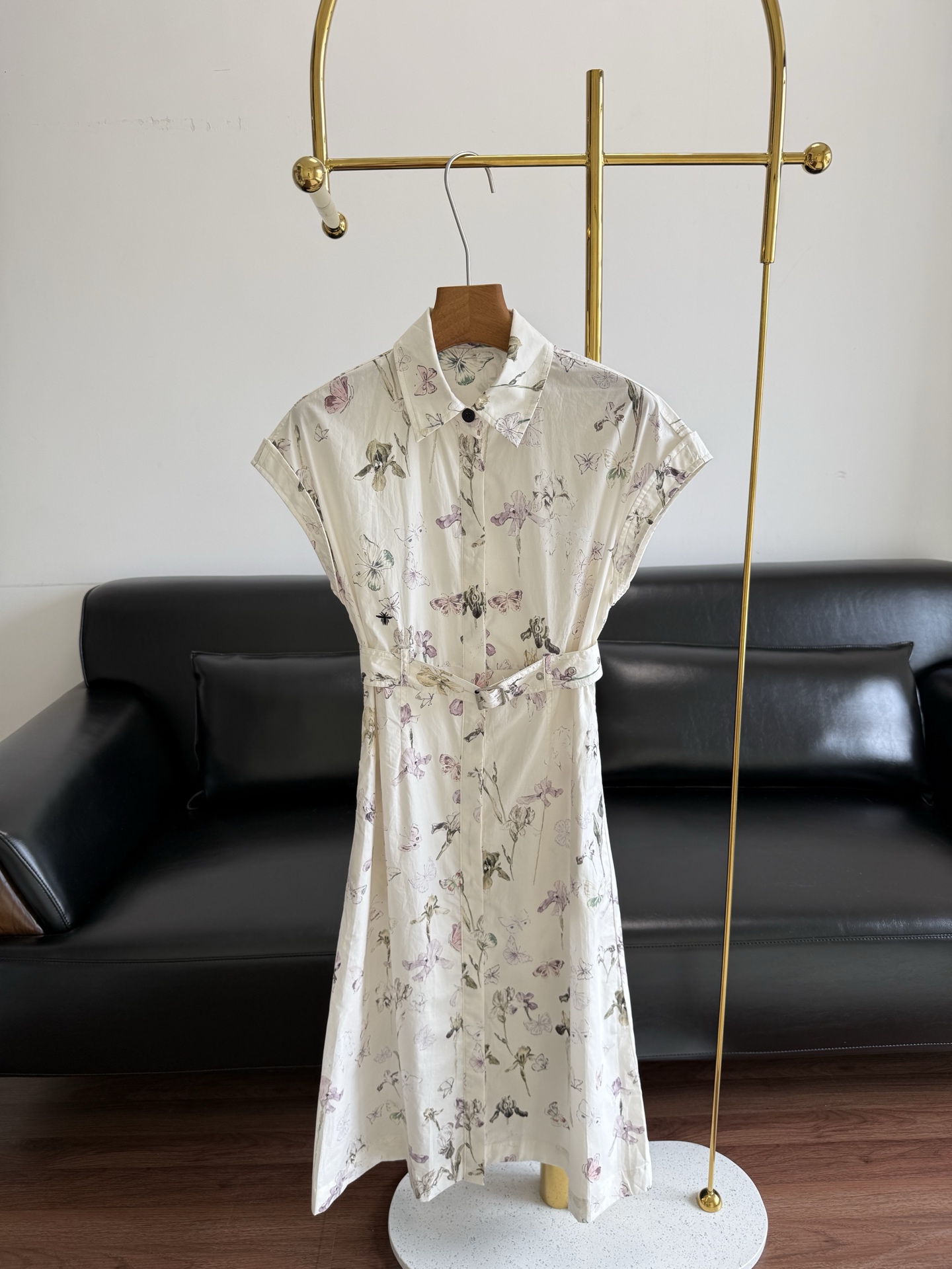 NO:802558,——Dior's new printed shirt dress How can spring be without a romantic shirt dress? Dior26Ss new early spring shirt dress, wearing it feels like you are in a sea of iris, a romantic escape! This shirt dress is made of pure off-white, with ink prints of iris and butterflies laid out on the skirt. It has a hazy poetry, like a flowing ink painting, so beautiful that it makes people enchanted.  The shirt collar and small flying sleeves are designed to inject a touch of French elegance into the overall look. The waist belt of the same fabric cleverly outlines the waistline, and the A-line skirt gently covers the flesh, making you look slimmer and taller! 68 cotton 32 silk fabric, suitable for spring temperatures, is light and comfortable to wear. Whether you are outing or commuting on a date, you can easily create a relaxed and romantic feeling, making you the focus of the crowd! I can't wait to wear it to feel the romantic atmosphere of spring ~  Size s-xl,,dior,skirts,shirts,real silk,19860909——Dior新款印花衬衫连衣裙 春天怎么能少了一条浪漫的衬衫裙呢?Dior26Ss早春新款衬衫裙,穿上它仿佛置身于鸢尾花海中,浪漫出逃! 这款衬衫裙以纯净米白为底,将鸢尾花与蝴蝶的水墨印花铺陈于裙身,自带朦胧诗意,仿佛一幅流动的水墨画,美得让人心醉. 衬衫领与小飞袖设计,为整体造型注入了一抹法式优雅,腰间同面料腰带巧妙勾勒腰线,A字裙摆温柔遮肉,显瘦又显高! 68 棉32 真丝面料,贴合春日温度,穿在身上轻盈又舒适.无论是踏青出游还是约会通勤,都能轻松打造松弛浪漫感,让你成为人群中的焦点!我已经迫不及待想要穿上它,去感受春天的浪漫气息～ 码数s-xl,,dior,skirts,shirts,real silk,,Women's clothing