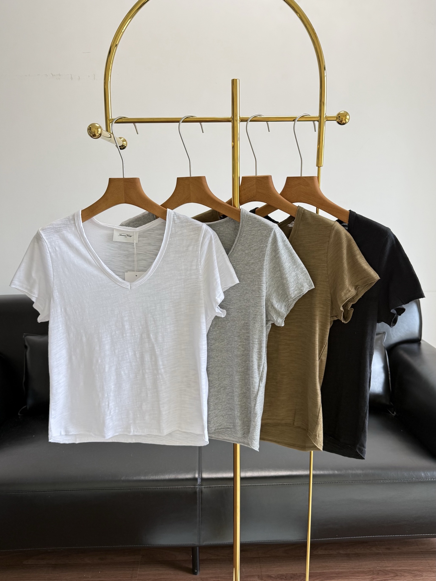 NO:803064,——Amv distressed V-neck T-shirt. Skin-friendly custom-spun slub yarn. The craftsmanship is not simple. The distressed fried snowflake craftsmanship and garment washing remove impurities from the fabric and make the structure more fluffy. The fabric is soft and waxy!  It’s very comfortable and soft to wear~ The V-neck raw edge design is full of relaxation and comes in multiple colors to choose from!  !  Great items for layering in autumn and winter!  Just wear a pair of pants, casual and fashionable, full of relaxation!  Size sml white gray green black,,tees,t-shirt,19860909——Amv做旧V领T恤 亲肤的定纺竹节纱 在工艺上不简单,做旧炒雪花工艺,成衣水洗 去除面料杂质,使其结构更加蓬松面料软软糯糯！贴身穿巨舒服巨软糯～ V领毛边设计松弛感十足 多色可以选择！！秋冬内搭叠穿好单品 ！随便搭条裤子 休闲又时髦,松弛感满满！ 码数sml 白色 灰色 绿色 黑色,,tees，t-shirt,,Women's clothing