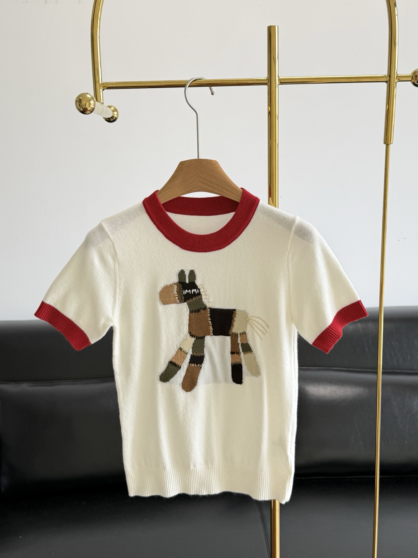 NO:803066,——IMMI’s same pony wool short-sleeved shirt. This pony top is really cute~ The upper body is soft and waxy and made of sheep wool!  Soft and skin-friendly, super comfortable to wear! Off-white body + red contrasting round collar and cuffs, full of retro sporty feel. The color-blocked pony pattern on the chest is super eye-catching, childlike and unique, it is the iconic design of this season. Whether paired with jeans or skirts, you can easily create a sweet cool or casual style, super stylish for daily outings! Size sml,,skirts,jeans,T-shirt,19860909——IMMI同款小马羊毛短袖衫 这件小马上衣真的好乖～ 上身软软糯糯的 采用绵羊毛面料！柔软亲肤,穿着超舒适! 米白色衣身+红色撞色圆领和袖口, 复古运动感满满.胸前拼色小马图案超吸睛, 童趣又别致,是本季标志性设计.无论搭配牛仔裤还是半裙,都能轻松打造甜酷或休闲风格,日常出街超有范儿! 码数sml,,skirts,jeans,T-shirt,,Women's clothing