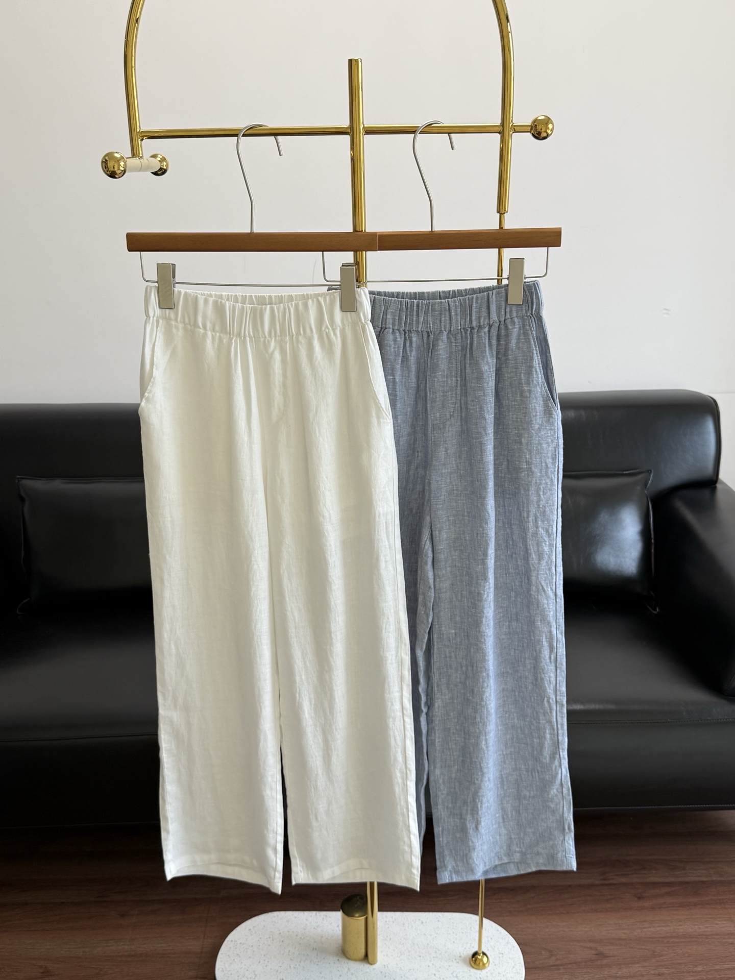 NO:803073,——Lp's same style linen elastic waist trousers. Linen trousers with a full sense of laziness!  !  Linen fabric!  The fabric is soft and comfortable!  Addictive comfort to your skin!  !  !  It’s a no-brainer when you go out. You can wear it when you’re walking around or commuting at home. Just put on some slippers and feel relaxed. Size 36, 38, 40. White, blue, loro piana, slippers,19860909——Lp同款亚麻松紧腰长裤 慵懒味十足的亚麻裤！！ 亚麻面料！面料柔软舒适！令肌肤上瘾的舒适度！！！ 直接出门不费脑 居家遛弯通勤都能穿 随便搭个拖鞋松弛感直接拉满～ 码数36 38 40 白色 蓝色,,loro piana,slippers,,Women's clothing